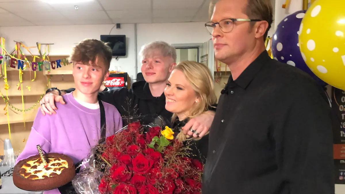 Patricia Kelly feiert ihren 50. Geburtstag mit ihren Liebsten: Ihrem Mann Denis und ihren Kindern Ignatius Aaron Maria und Alexander Joseph.