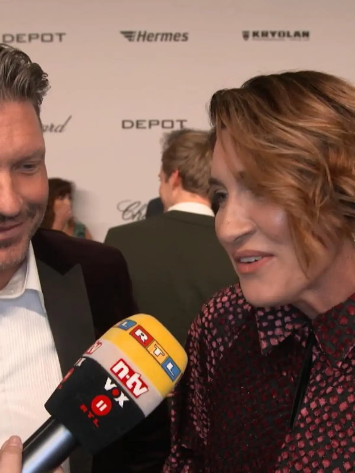 Bild zu: "Hardy Krüger jr. und seine Frau haben ihre Handys gespiegelt"