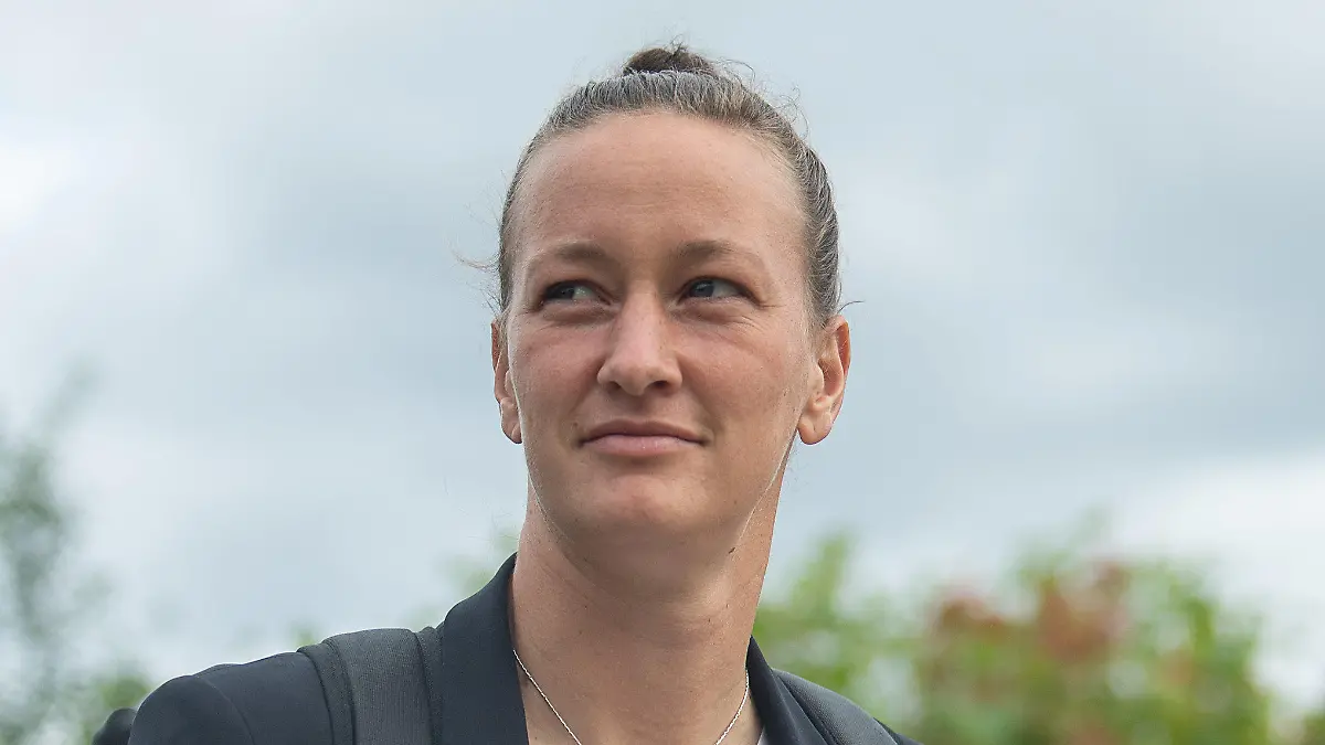 ARCHIV - 03.07.2022, Großbritannien, London: Fußball: Nationalmannschaft, Frauen, EM 2022: Almuth Schult kommt an. Nationaltorhüterin Almuth Schult hat ihr drittes Kind zur Welt gebracht.  (zu dpa: «Nationaltorhüterin Schult bringt drittes Kind zur Welt») Foto: Sebastian Gollnow/dpa +++ dpa-Bildfunk +++