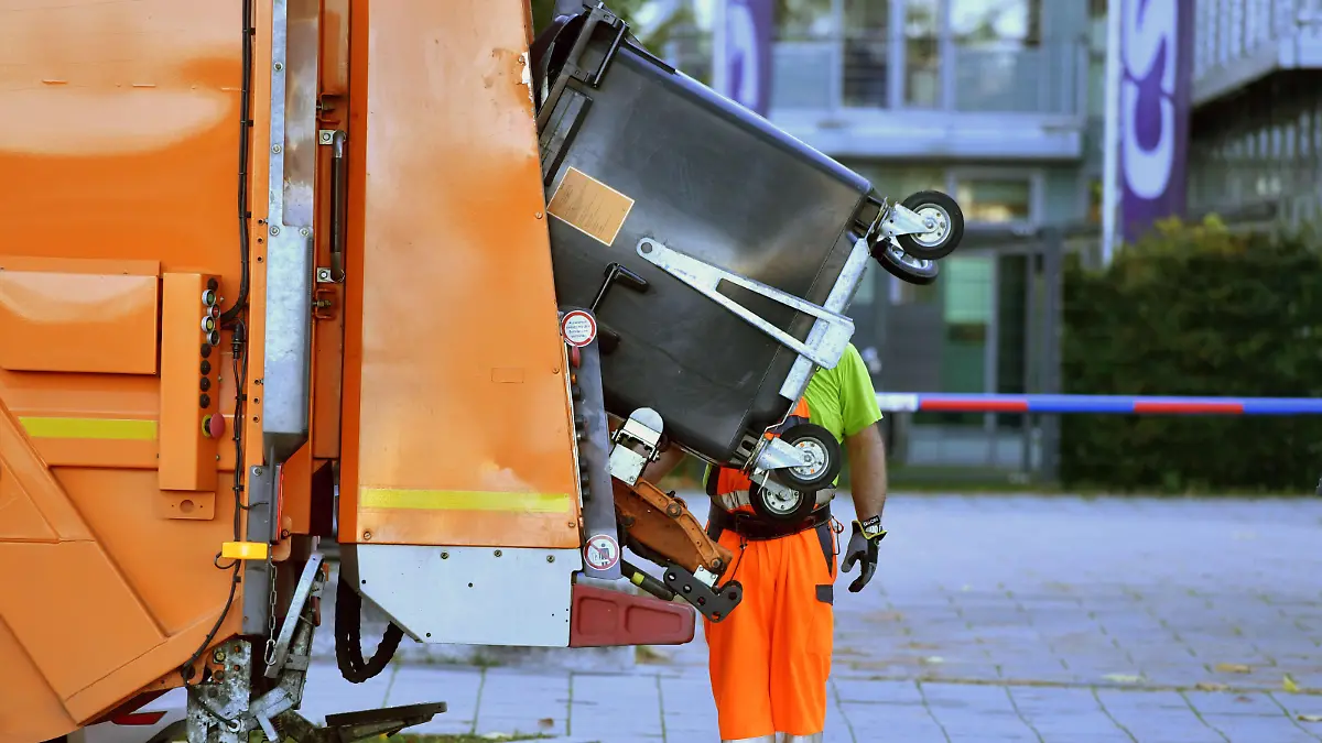 Muellabfuhr in Munchen,Muell,Muelltonne, Muelltonnen,Muellcontainer, Muellauto,Muellmann,Arbeitswelt,Arbeiter,Muellarbeiter,Muelltonnen leeren in Muenchen am 04.11.2019.