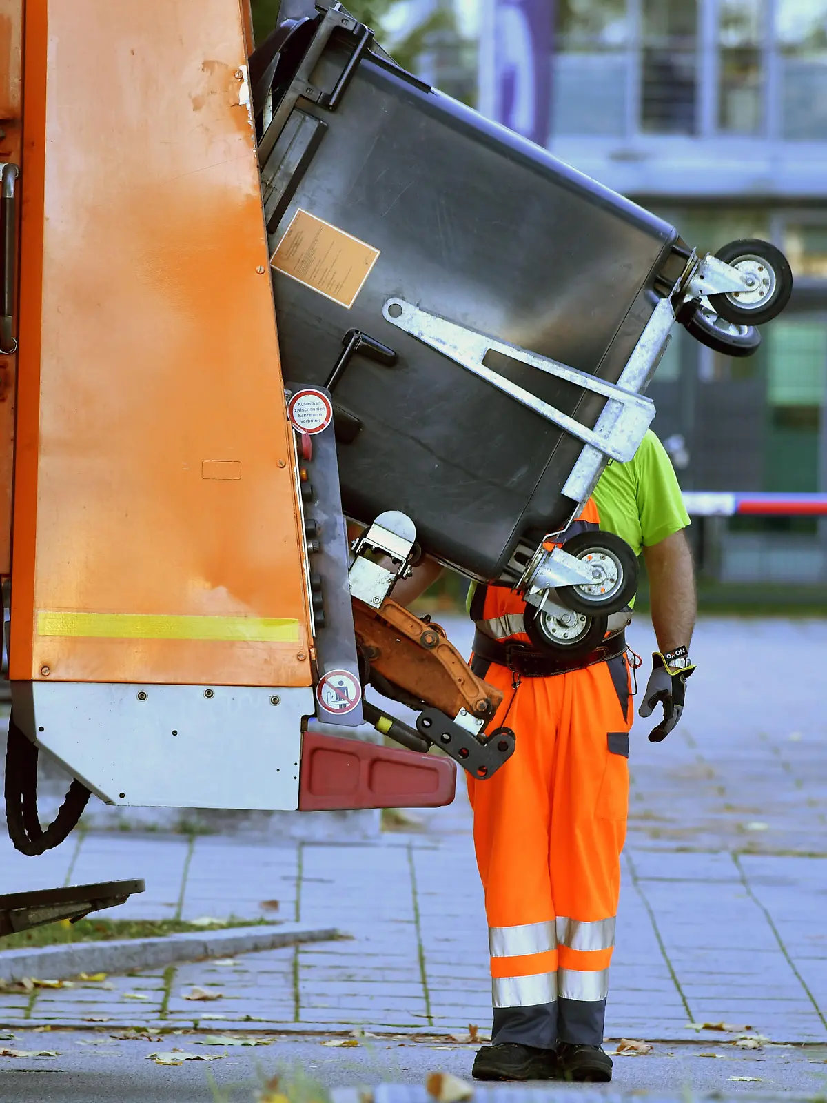 Muellabfuhr in Munchen,Muell,Muelltonne, Muelltonnen,Muellcontainer, Muellauto,Muellmann,Arbeitswelt,Arbeiter,Muellarbeiter,Muelltonnen leeren in Muenchen am 04.11.2019.
