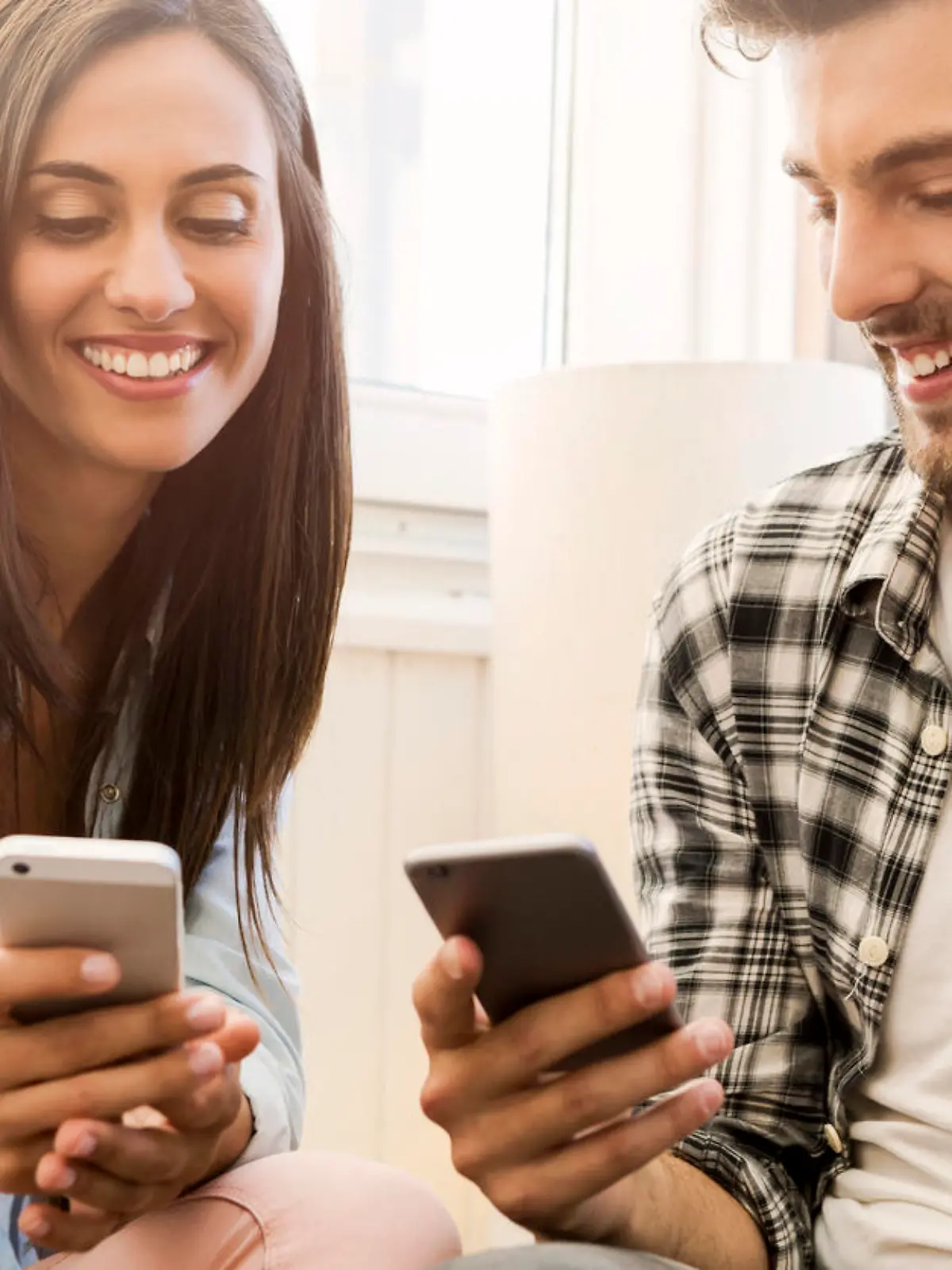 Junges Paar mit Smartphones