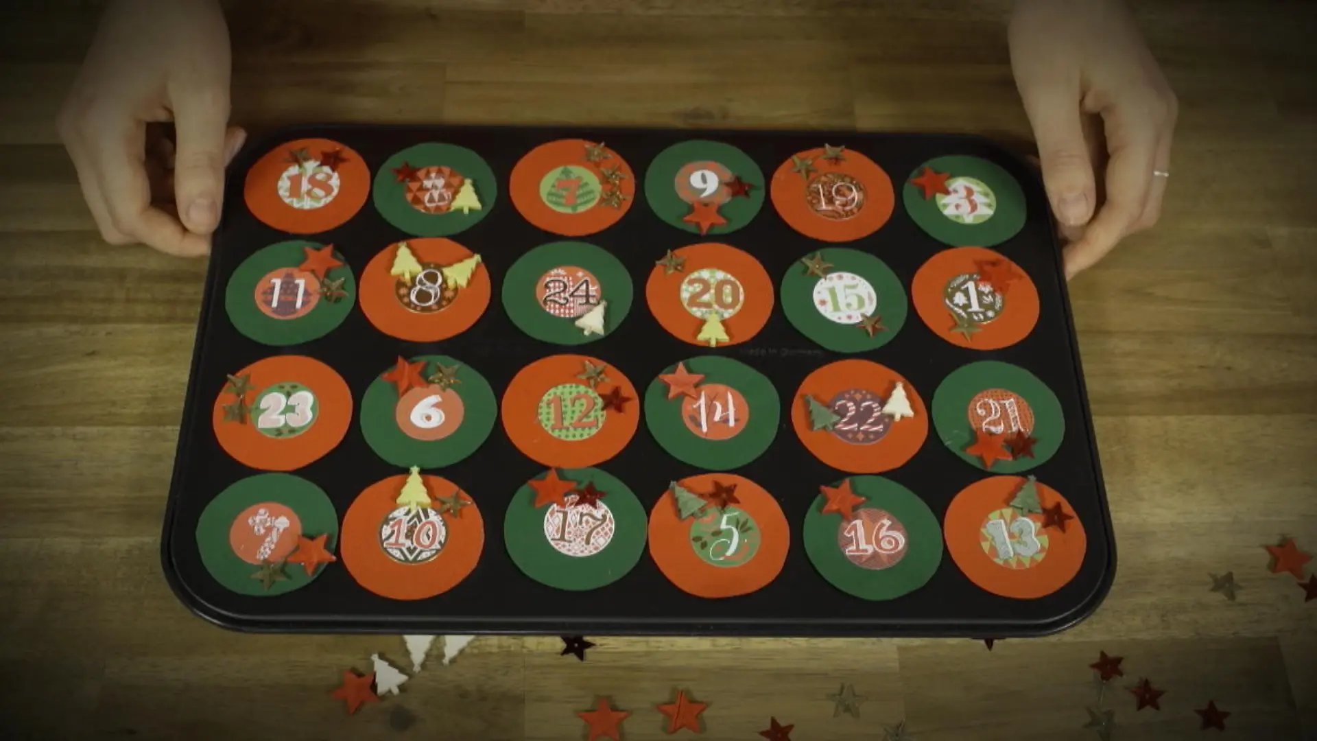 Adventskalender selbst machen - so geht's! Schnell und einfach aus einer Muffinform