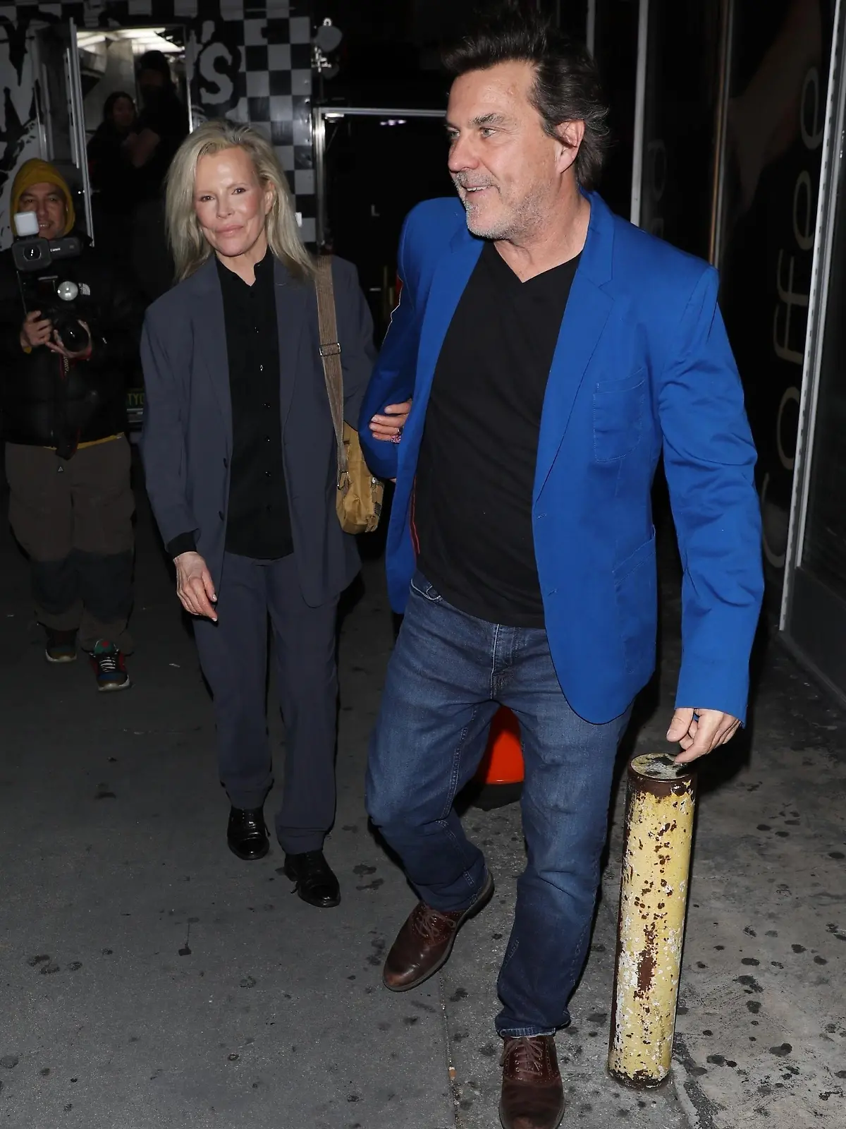 SONDERKONDITIONEN: MINDESTHONORAR: Hollywood, CA - *EXCLUSIVE* - Kim Basinger and boyfriend Mitch Stone hold hands as they attend Ireland Baldwin's baby shower at an adult entertainment club called Jumbo's Clown Room in Hollywood.
Pictured: Kim Basinger, Mitch Stone
BACKGRID USA 7 MARCH 2023