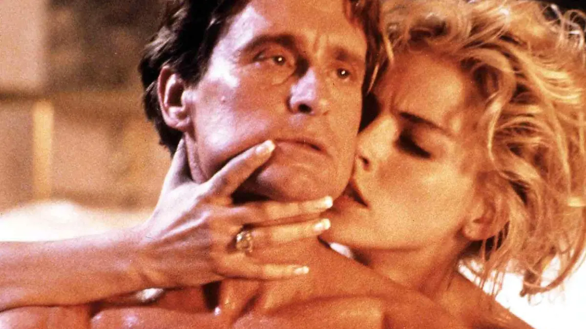Basic Instinct  (1992) Michael Douglas, Sharon Stone Trotz aller Leidenschaft hegt Nick  (Michael  Douglas) berechtigte Zweifel an Catherines (Sharon Stone) Unschuld. Regie: Paul Verhoeven ,