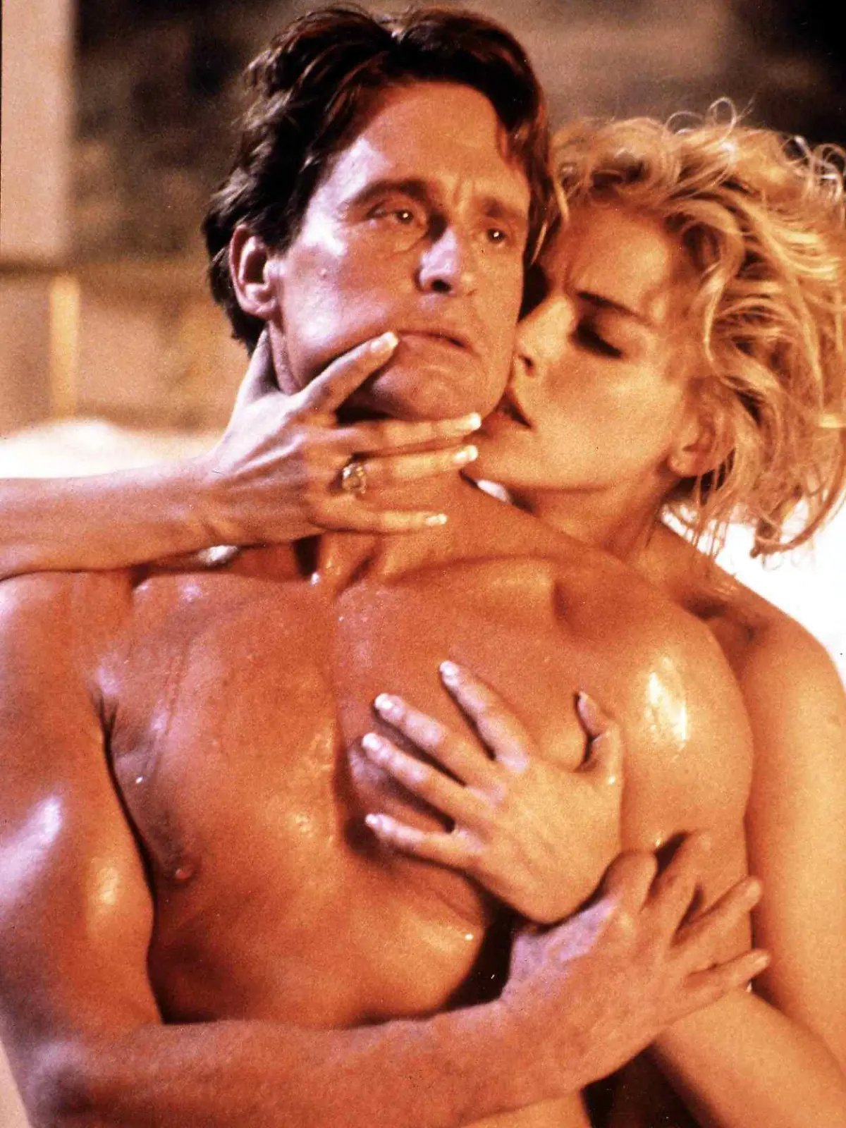 Basic Instinct  (1992) Michael Douglas, Sharon Stone Trotz aller Leidenschaft hegt Nick  (Michael  Douglas) berechtigte Zweifel an Catherines (Sharon Stone) Unschuld. Regie: Paul Verhoeven ,