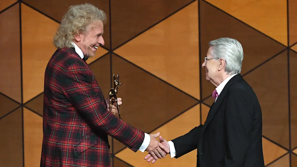 21.11.2019, Baden-Württemberg, Baden-Baden: Frank Elstner (r) erhält von Thomas Gottschalk (l), Laudator von dem Preis, bei der 71. Bambi-Verleihung im Festspielhaus auf der Bühne einen Bambi für sein Lebenswerk. Der Medienpreis Bambi wird seit 1948 vom Burda-Verlag vergeben. Er zeichnet erfolgreiche und beliebte Prominente aus. (Wiederholung mit geändertem Bildausschnitt) Foto: Sebastian Gollnow/dpa +++ dpa-Bildfunk +++
