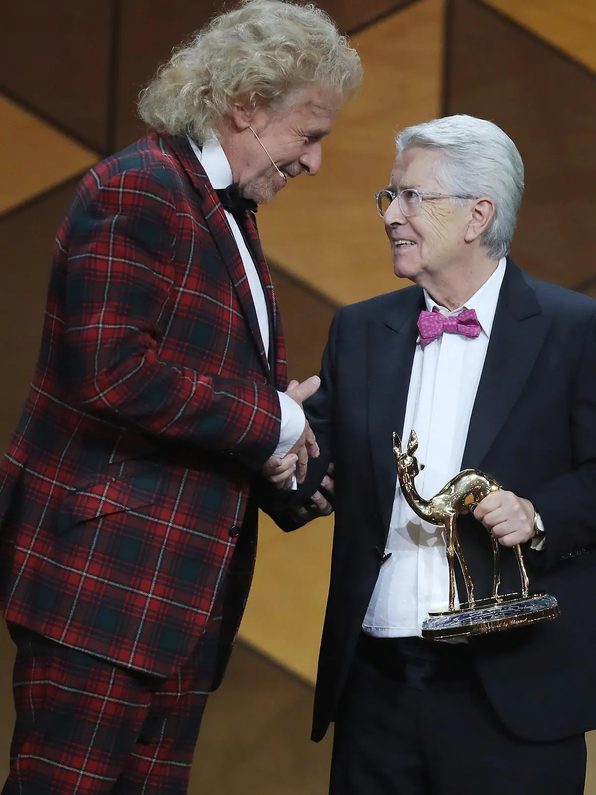 Thomas Gottschalk übergibt Frank Elstner den Bambi für sein Lebenswerk, 2019