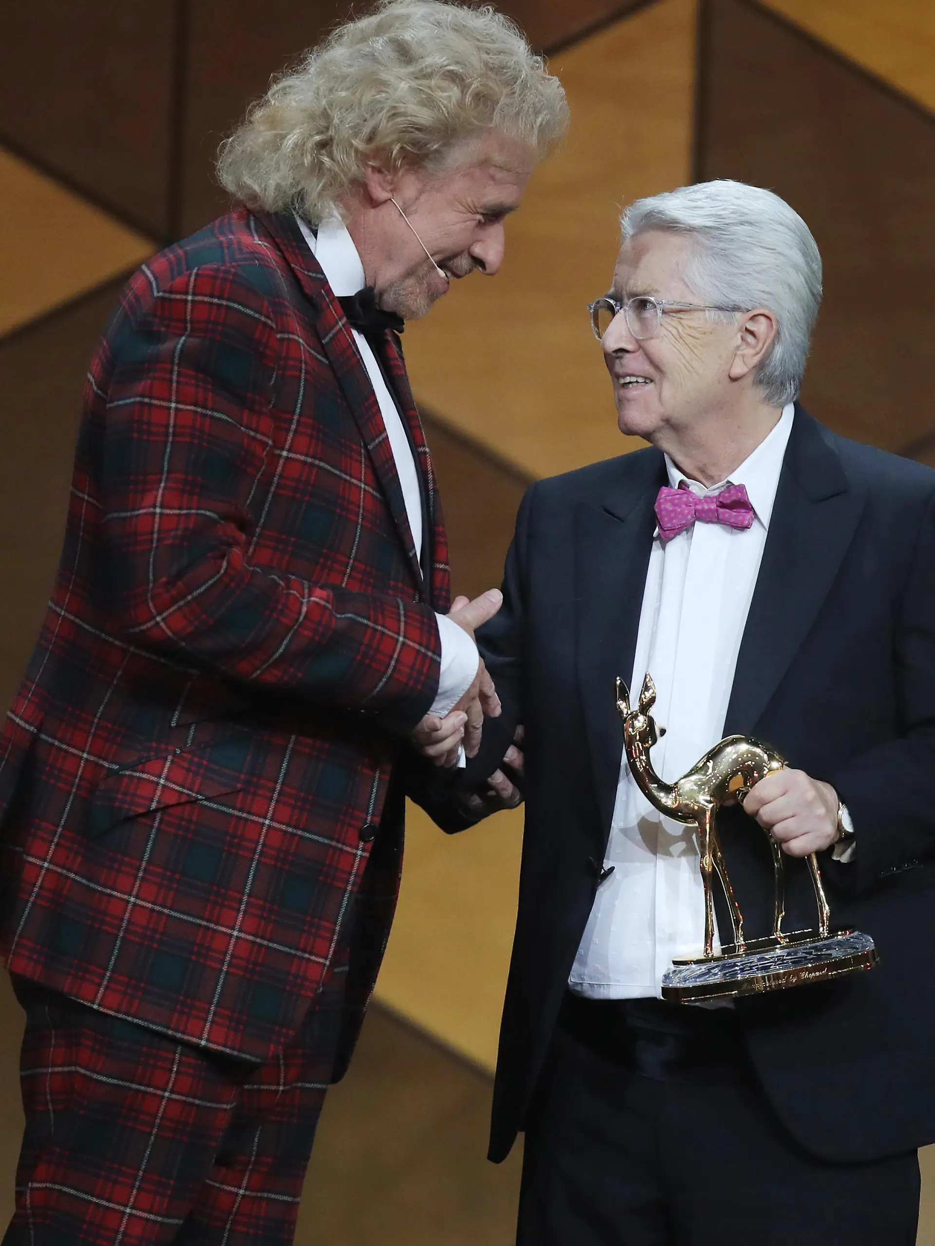 Thomas Gottschalk übergibt Frank Elstner den Bambi für sein Lebenswerk, 2019