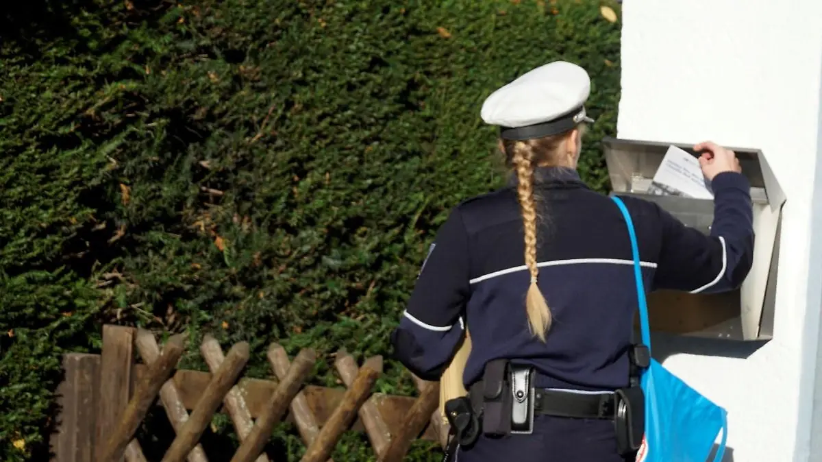HANDOUT - 16.11.2019, Nordrhein-Westfalen, Grevenbroich: Eine Polizistin wirft eine Informationsbroschüre in einen Briefkasten. 800 Eine Woche vor Beginn des DNA-Massentests im Mordfall Claudia Ruf haben Polizisten im Grevenbroicher Ortsteil Hemmerden Anwohner über die Aktion informiert. 800 Männer sind zu der DNA-Reihenuntersuchung eingeladen. (Zu dpa: Polizei informiert zu DNA-Massentest im Mordfall Claudia Ruf") Foto: Polizei Bonn/dpa - ACHTUNG: Nur zur redaktionellen Verwendung im Zusammenhang mit der aktuellen Berichterstattung und nur mit vollständiger Nennung des vorstehenden Credits +++ dpa-Bildfunk +++
