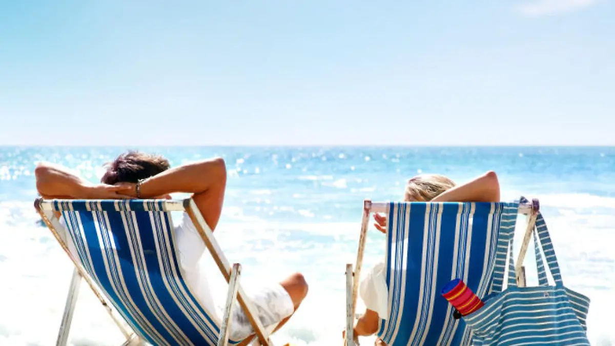 iStock 000011860951Small urlaub strand paar meer sommer sonne entspannung glck glcklich strand urlaub