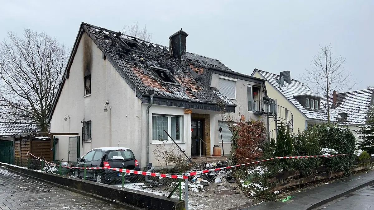 Das vom Brand betroffene Wohnhaus nach Abschluss der Löscharbeiten am Mittwochvormittag.