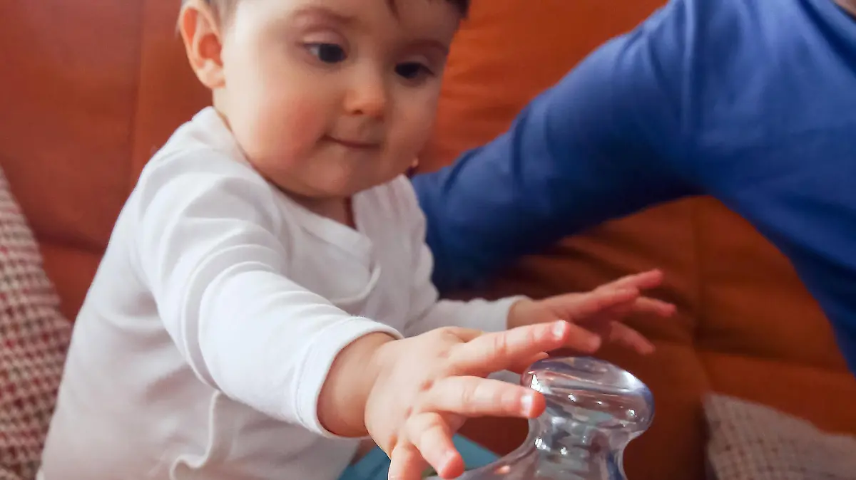 Baby greift