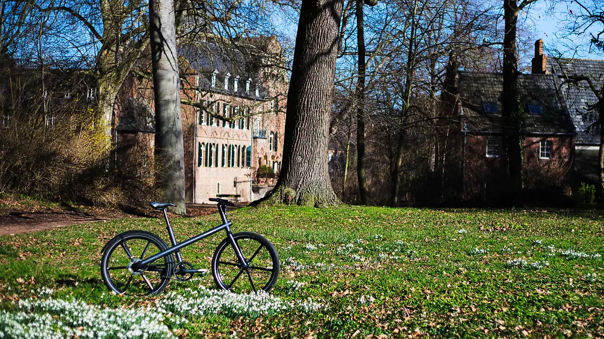 Honbike vor Burg Bergerhausen