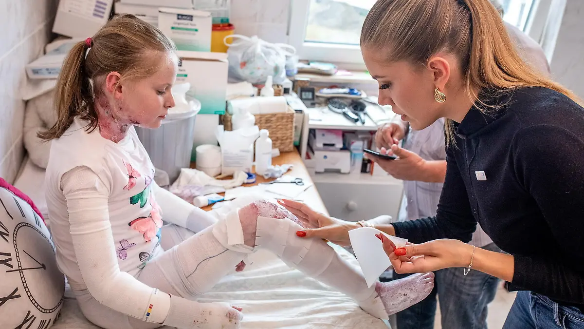 Das schwere Schicksal von Evelina, genannt Evi, rührt „RTL – Wir helfen Kindern“-Patin Victoria Swarovski zu Tränen.