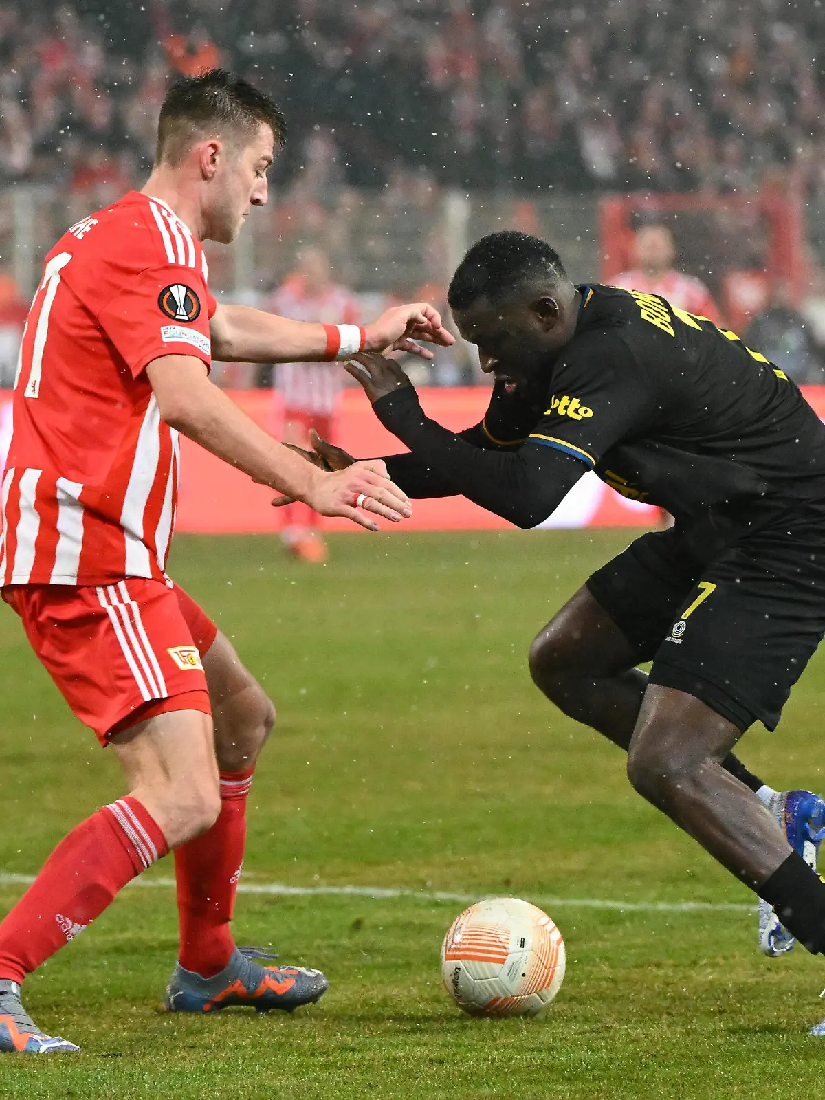 Fussball, Herren, Saison 2022/2023, Europa League Achtelfinale, Hinspiel, 1. FC Union Berlin - Royale Union Saint-Gilloise, v.l. Robin Knoche 1. FC Union Berlin und Victor Boniface Royale Union Saint-Gilloise im Zweikampf , 09.03. 2023, *** Football, Men, Season 2022 2023, Europa League Round of 16, First leg , 1 FC Union Berlin Royale Union Saint Gilloise, v l Robin Knoche 1 FC Union Berlin and Victor Boniface Royale Union Saint Gilloise in duel , 09 03 2023, Copyright: xMatthiasxKochx