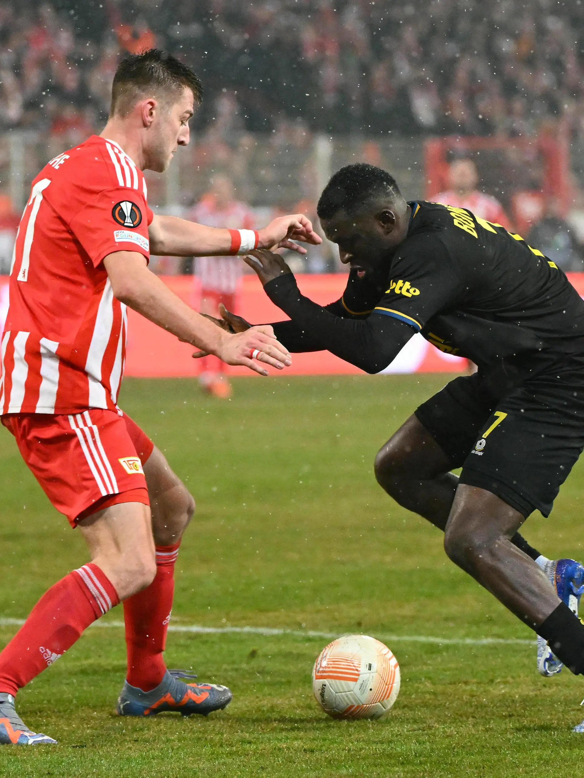 Fussball, Herren, Saison 2022/2023, Europa League Achtelfinale, Hinspiel, 1. FC Union Berlin - Royale Union Saint-Gilloise, v.l. Robin Knoche 1. FC Union Berlin und Victor Boniface Royale Union Saint-Gilloise im Zweikampf , 09.03. 2023, *** Football, Men, Season 2022 2023, Europa League Round of 16, First leg , 1 FC Union Berlin Royale Union Saint Gilloise, v l Robin Knoche 1 FC Union Berlin and Victor Boniface Royale Union Saint Gilloise in duel , 09 03 2023, Copyright: xMatthiasxKochx