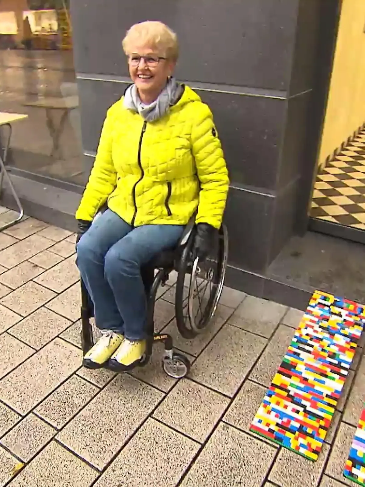Bild zu: "Rita (62) baut Rampen aus Lego"
