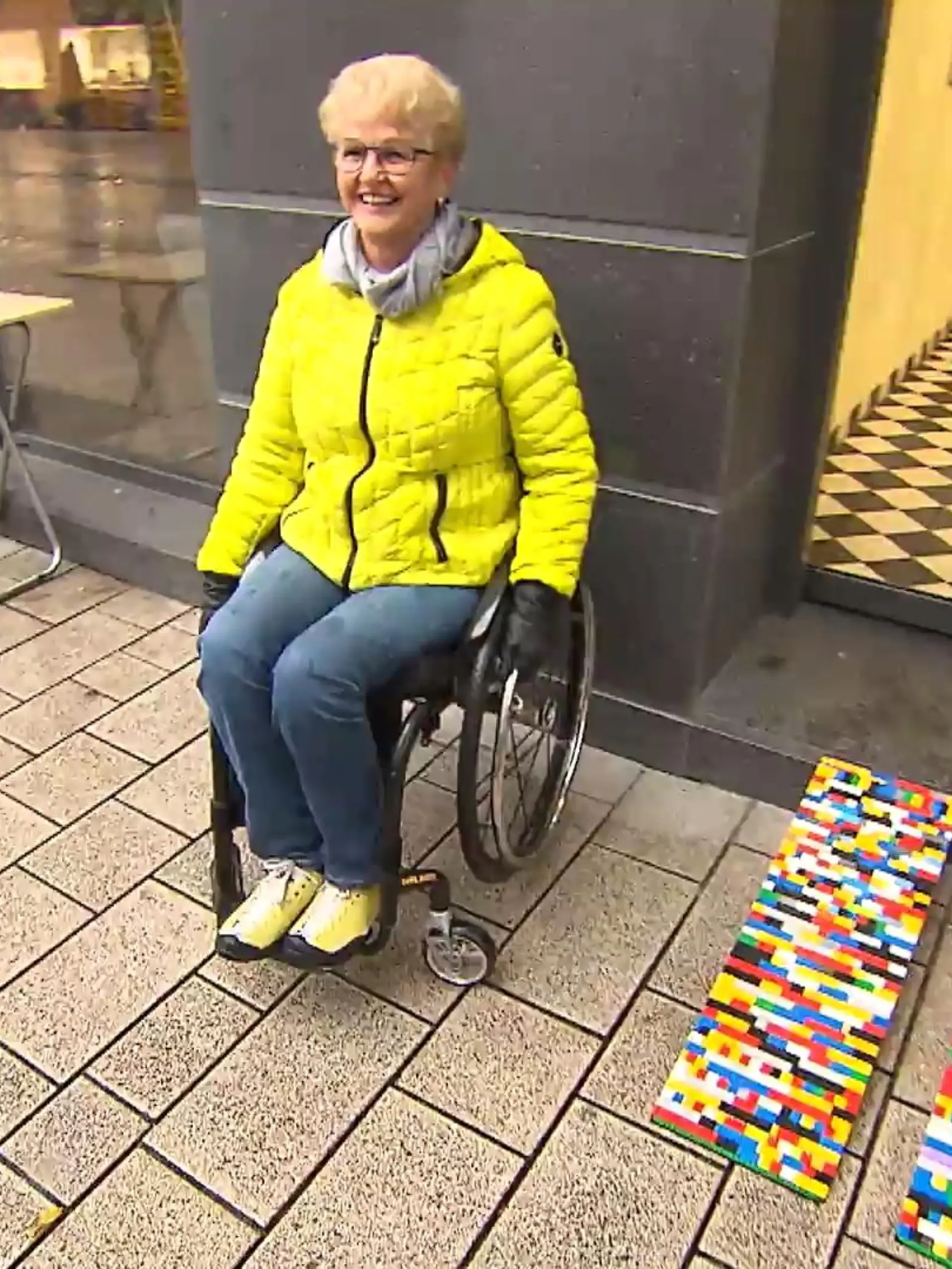 Bild zu: "Rita (62) baut Rampen aus Lego"