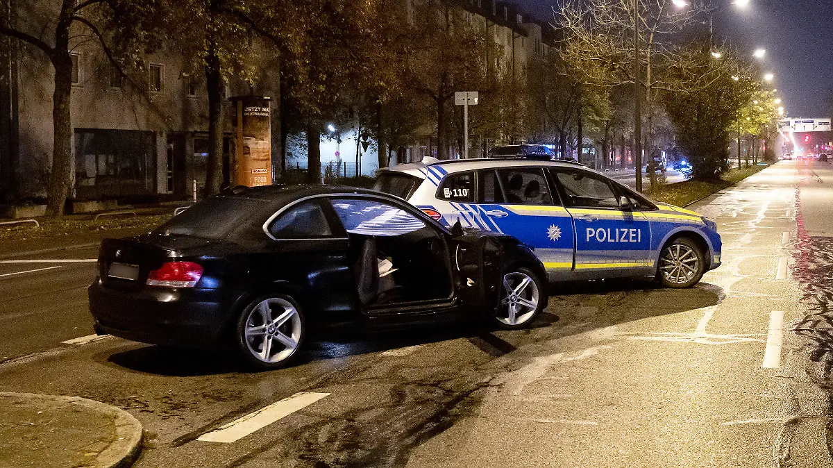 16.11.2019, Bayern, München: Ein beschädigter PKW und ein Polizeiauto stehen nach einem Unfall auf der Fürstenrieder Straße. Zwei Jugendliche waren von einem Auto angefahren und verletzt worden. Wie die Polizei mitteilte, flüchtete der Fahrer des Wagens nach dem Unfall, konnte aber kurze Zeit später gefasst werden. Foto: Sven Hoppe/dpa +++ dpa-Bildfunk +++