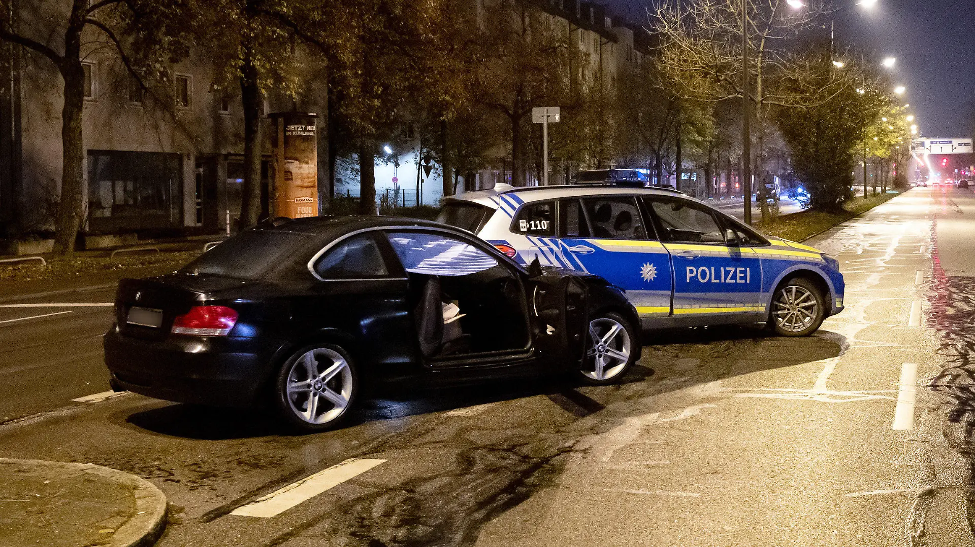 16.11.2019, Bayern, München: Ein beschädigter PKW und ein Polizeiauto stehen nach einem Unfall auf der Fürstenrieder Straße. Zwei Jugendliche waren von einem Auto angefahren und verletzt worden. Wie die Polizei mitteilte, flüchtete der Fahrer des Wagens nach dem Unfall, konnte aber kurze Zeit später gefasst werden. Foto: Sven Hoppe/dpa +++ dpa-Bildfunk +++