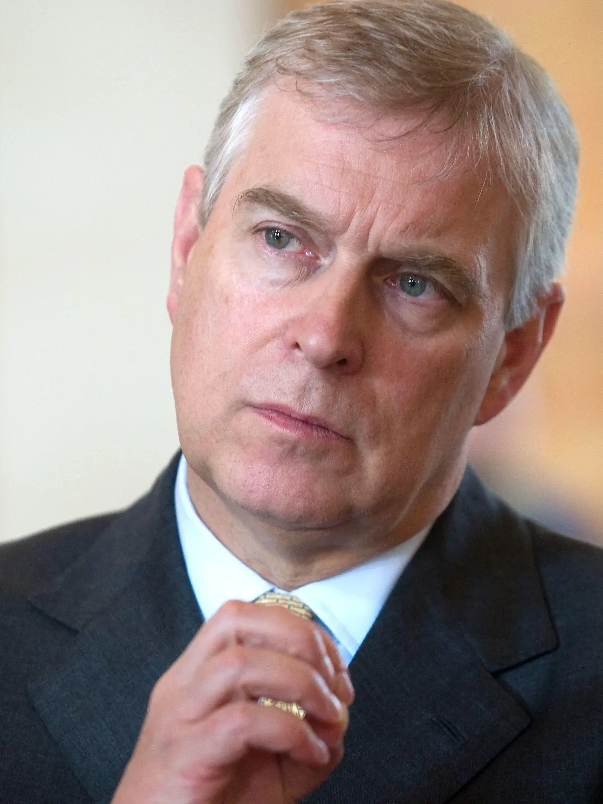 ARCHIV - 03.06.2014, Niedersachsen, Göttingen: Prinz Andrew von Großbritannien, aufgenommen während eines Besuchs der Georg-August-Universität. Der britische Prinz Andrew nimmt wegen seiner Verwicklung in den Epstein-Skandal vorerst keine offiziellen Aufgaben für die britische Königsfamilie mehr wahr. (zu dpa "Prinz Andrew tritt vorerst von offiziellen Aufgaben für Royals zurück") Foto: Swen Pförtner/dpa +++ dpa-Bildfunk +++