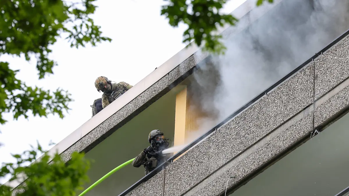 Einsatz eskaliert in Ratingen: Explosionen, Schüsse und schwerverletzte Einsatzkräfte Gegen 11:20 Uhr gab es am Donnerstag, 11.05.2023 in Ratingen in einem Hochhaus einen Polizeieinsatz wegen eines vermeintlichen Suizides. Hinzugerufene Feuerwehrleute öffneten die Wohnungstür, woraufhin die Polizei die Wohnung betrat. Wenige Sekunde später gab es eine enorme Explosion in der Wohnung wodurch mehrere Einsatzkräfte schwer verletzt wurden. In der Wohnung verblieb der Mieter, welcher sich dort verschanzte. Bei dem anschließenden Großeinsatz kamen zahlreiche SEK-Kräfte aus ganz NRW zum Einsatz, sieben Rettungshubschrauber wurden parallel eingesetzt. SEK-Beamte schossen von Nachbarbalkonen auf die Scheiben um anschließend vom angrenzende