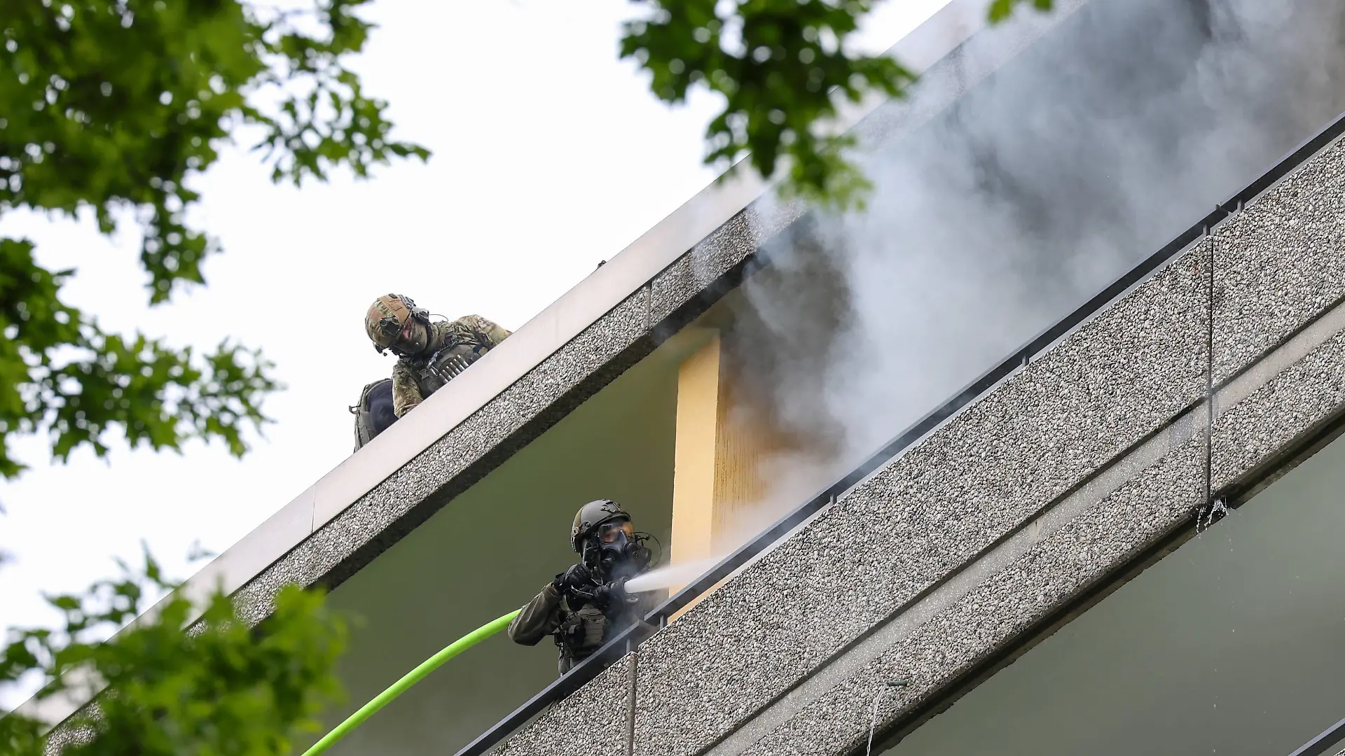 Einsatz eskaliert in Ratingen: Explosionen, Schüsse und schwerverletzte Einsatzkräfte Gegen 11:20 Uhr gab es am Donnerstag, 11.05.2023 in Ratingen in einem Hochhaus einen Polizeieinsatz wegen eines vermeintlichen Suizides. Hinzugerufene Feuerwehrleute öffneten die Wohnungstür, woraufhin die Polizei die Wohnung betrat. Wenige Sekunde später gab es eine enorme Explosion in der Wohnung wodurch mehrere Einsatzkräfte schwer verletzt wurden. In der Wohnung verblieb der Mieter, welcher sich dort verschanzte. Bei dem anschließenden Großeinsatz kamen zahlreiche SEK-Kräfte aus ganz NRW zum Einsatz, sieben Rettungshubschrauber wurden parallel eingesetzt. SEK-Beamte schossen von Nachbarbalkonen auf die Scheiben um anschließend vom angrenzende