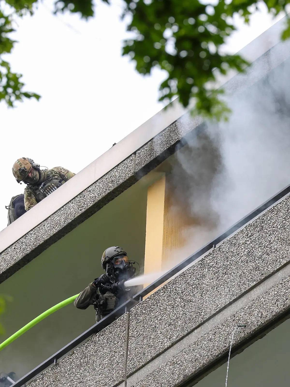 Einsatz eskaliert in Ratingen: Explosionen, Schüsse und schwerverletzte Einsatzkräfte Gegen 11:20 Uhr gab es am Donnerstag, 11.05.2023 in Ratingen in einem Hochhaus einen Polizeieinsatz wegen eines vermeintlichen Suizides. Hinzugerufene Feuerwehrleute öffneten die Wohnungstür, woraufhin die Polizei die Wohnung betrat. Wenige Sekunde später gab es eine enorme Explosion in der Wohnung wodurch mehrere Einsatzkräfte schwer verletzt wurden. In der Wohnung verblieb der Mieter, welcher sich dort verschanzte. Bei dem anschließenden Großeinsatz kamen zahlreiche SEK-Kräfte aus ganz NRW zum Einsatz, sieben Rettungshubschrauber wurden parallel eingesetzt. SEK-Beamte schossen von Nachbarbalkonen auf die Scheiben um anschließend vom angrenzende