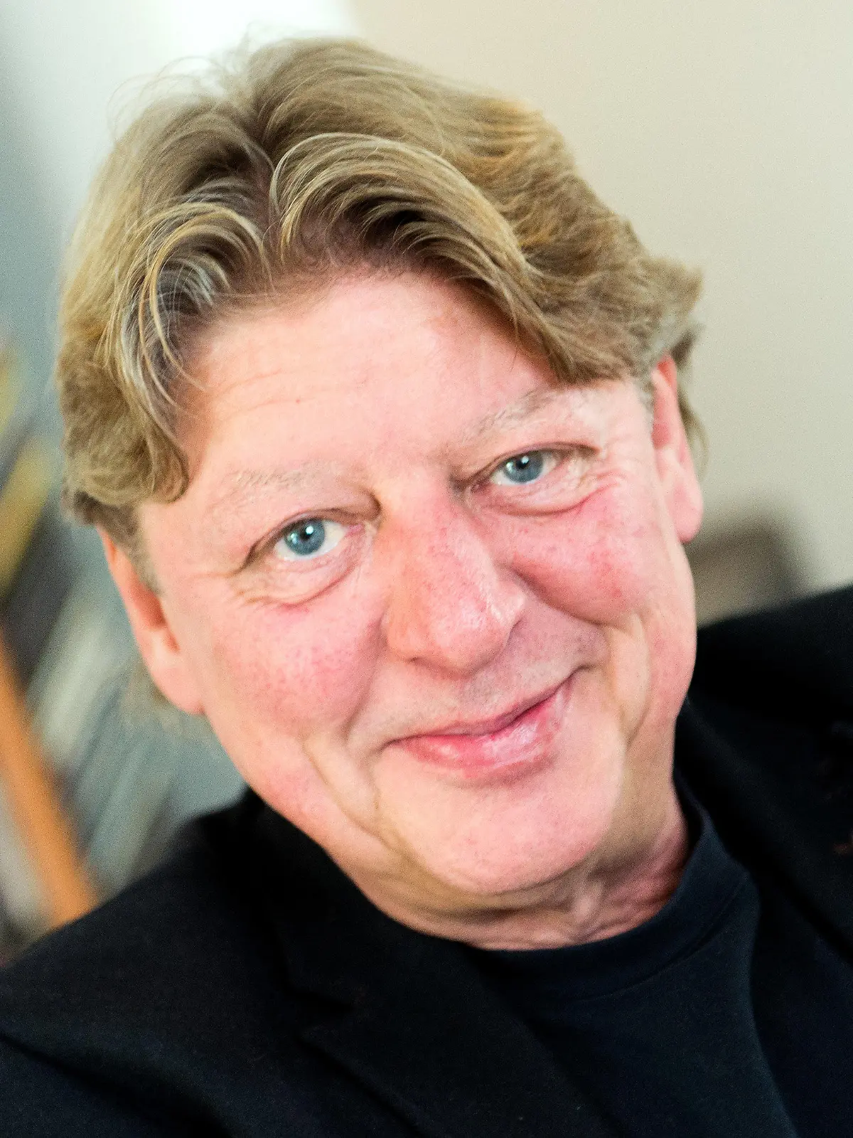 ARCHIV - 04.11.2015, Nordrhein-Westfalen, Meerbusch: Walter Freiwald, Fernseh-Moderator, sitzt in seinem Haus in Meerbusch. (Zu dpa: "Schwer erkrankter Walter Freiwald bedankt sich für Zuspruch") Foto: Monika Skolimowska/dpa +++ dpa-Bildfunk +++