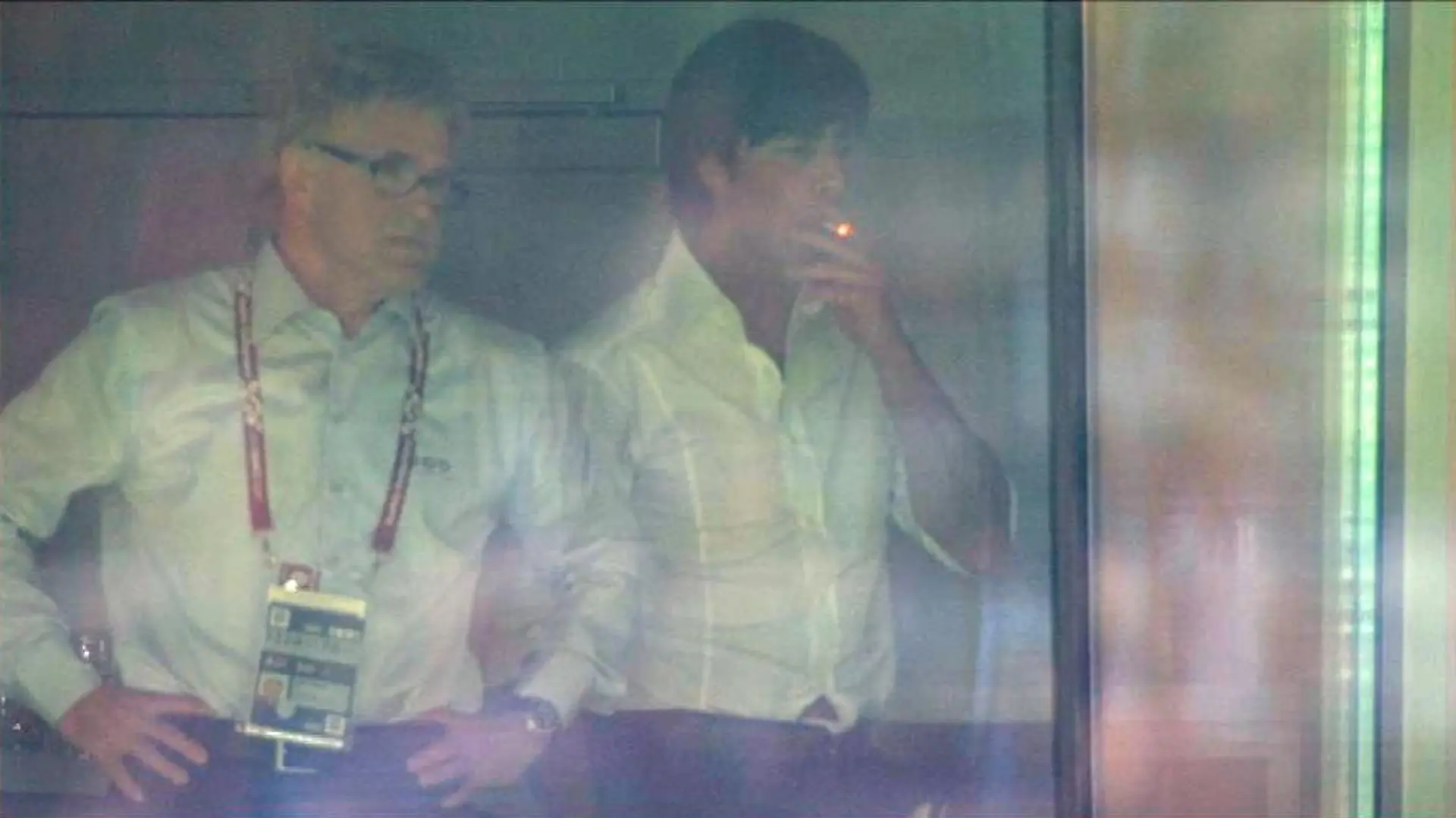 Jogi Löw ist rückfällig geworden und greift wieder zur Zigarette