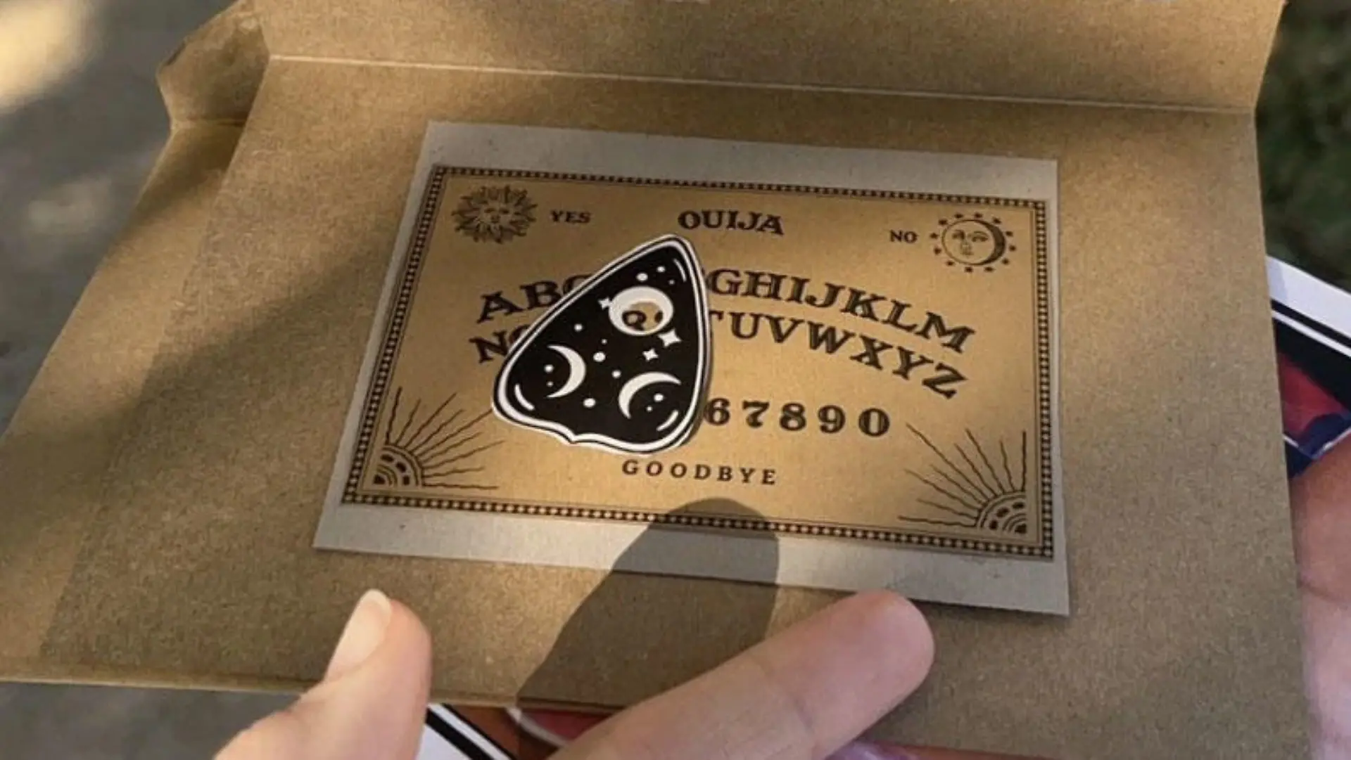 Das Ouija sehen Anhänger des Spiritismus als Möglichkeit, um mit Geistwesen in Kontakt zu treten und mit ihnen zu kommunizieren.