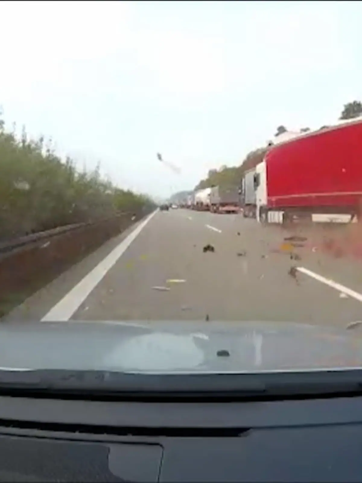 Bild zu: "Schock-Video: Lkw kracht in Stau-Ende"