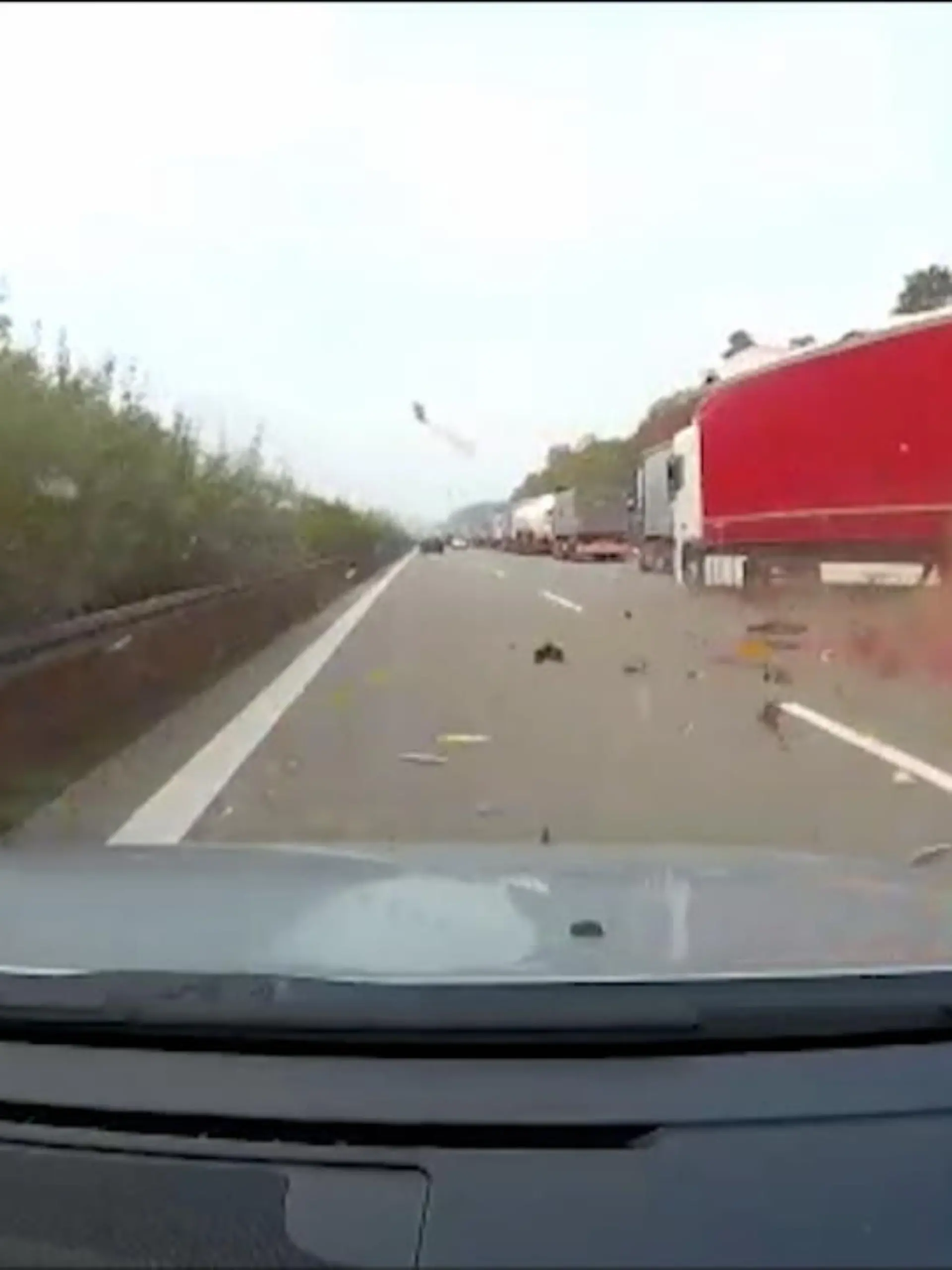 Bild zu: "Schock-Video: Lkw kracht in Stau-Ende"