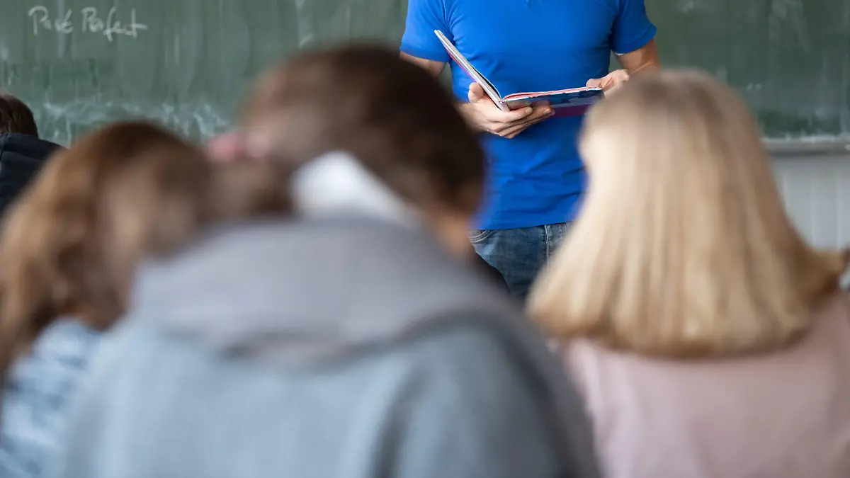 ARCHIV - 24.01.2020, Baden-Württemberg, Sinsheim: Ein Lehrer unterrichtet in einem Klassenzimmer einer Realschule. (zu dpa «150 Lehrer wurden Opfer von Körperverletzung») Foto: Marijan Murat/dpa +++ dpa-Bildfunk +++