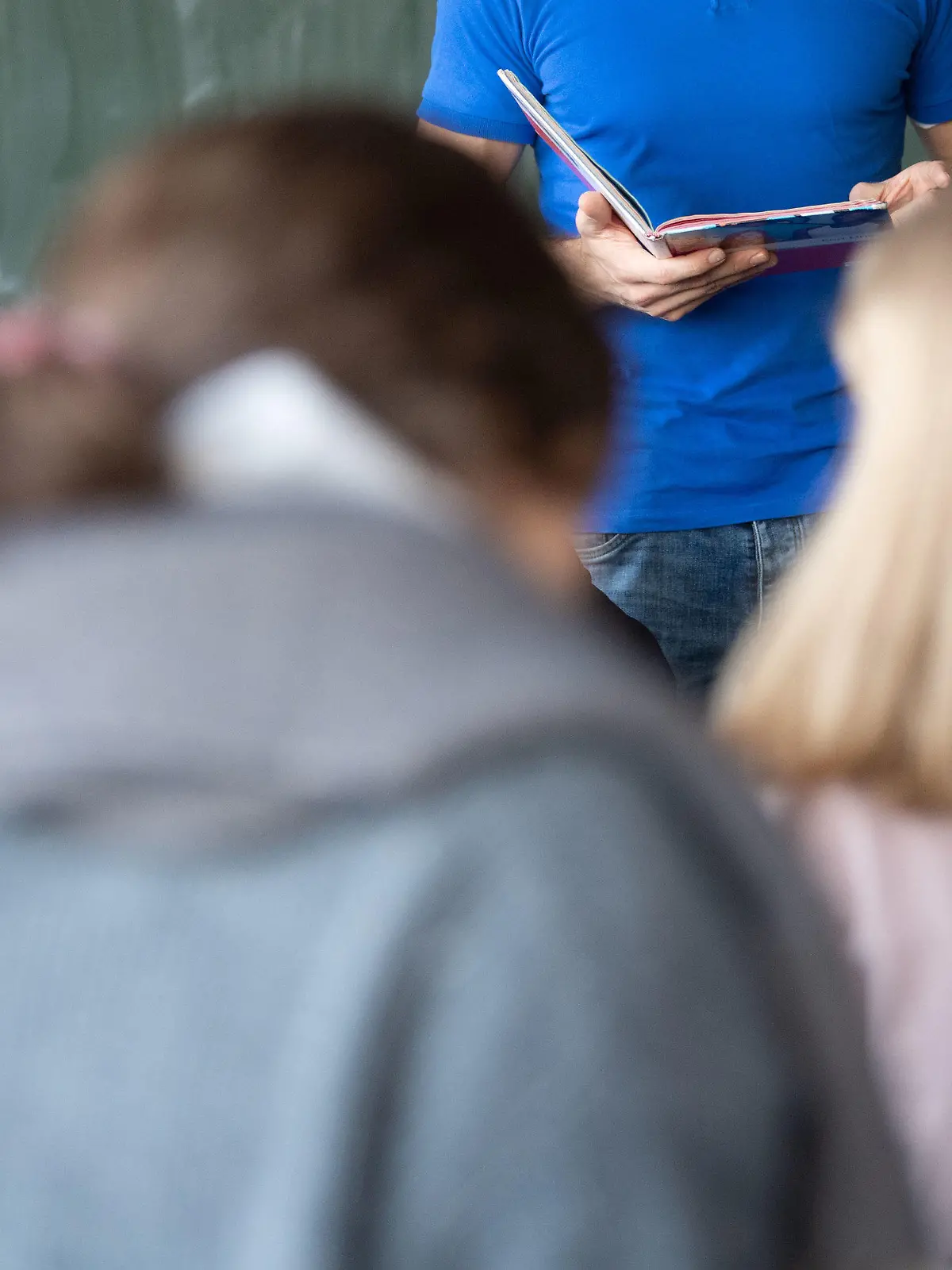 ARCHIV - 24.01.2020, Baden-Württemberg, Sinsheim: Ein Lehrer unterrichtet in einem Klassenzimmer einer Realschule. (zu dpa «150 Lehrer wurden Opfer von Körperverletzung») Foto: Marijan Murat/dpa +++ dpa-Bildfunk +++