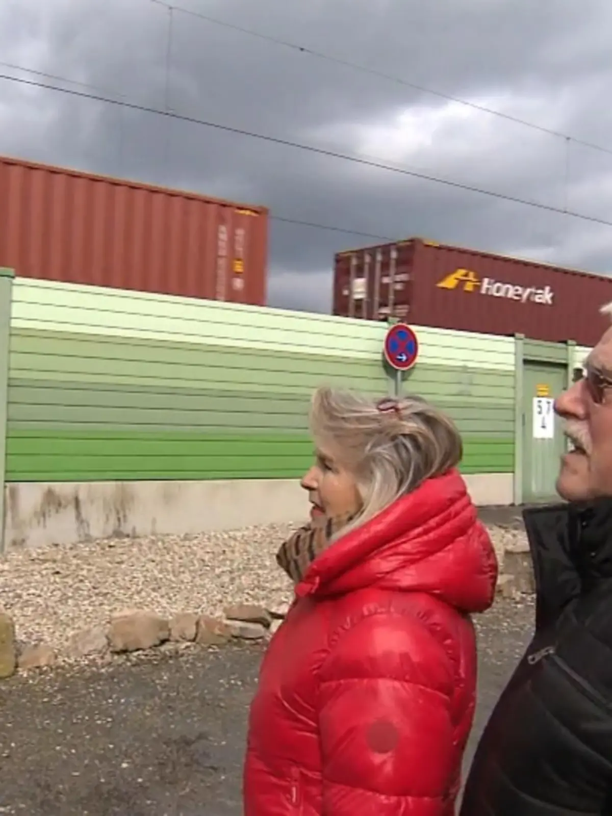 Das Zuhause soll ja eigentlich ein Rückzugsort sein, an dem man auch mal entspannen kann. Rosi und Wolfgang Schneider aus Oestrich-Winkel haben jedoch immer wieder schlaflose Nächte, denn alle zwei Minuten rast ein Zug an ihrem Haus vorbei. Wie schwierig die Lage ist und welche Lösung die Menschen vor Ort erwarten, sehen Sie im Video.