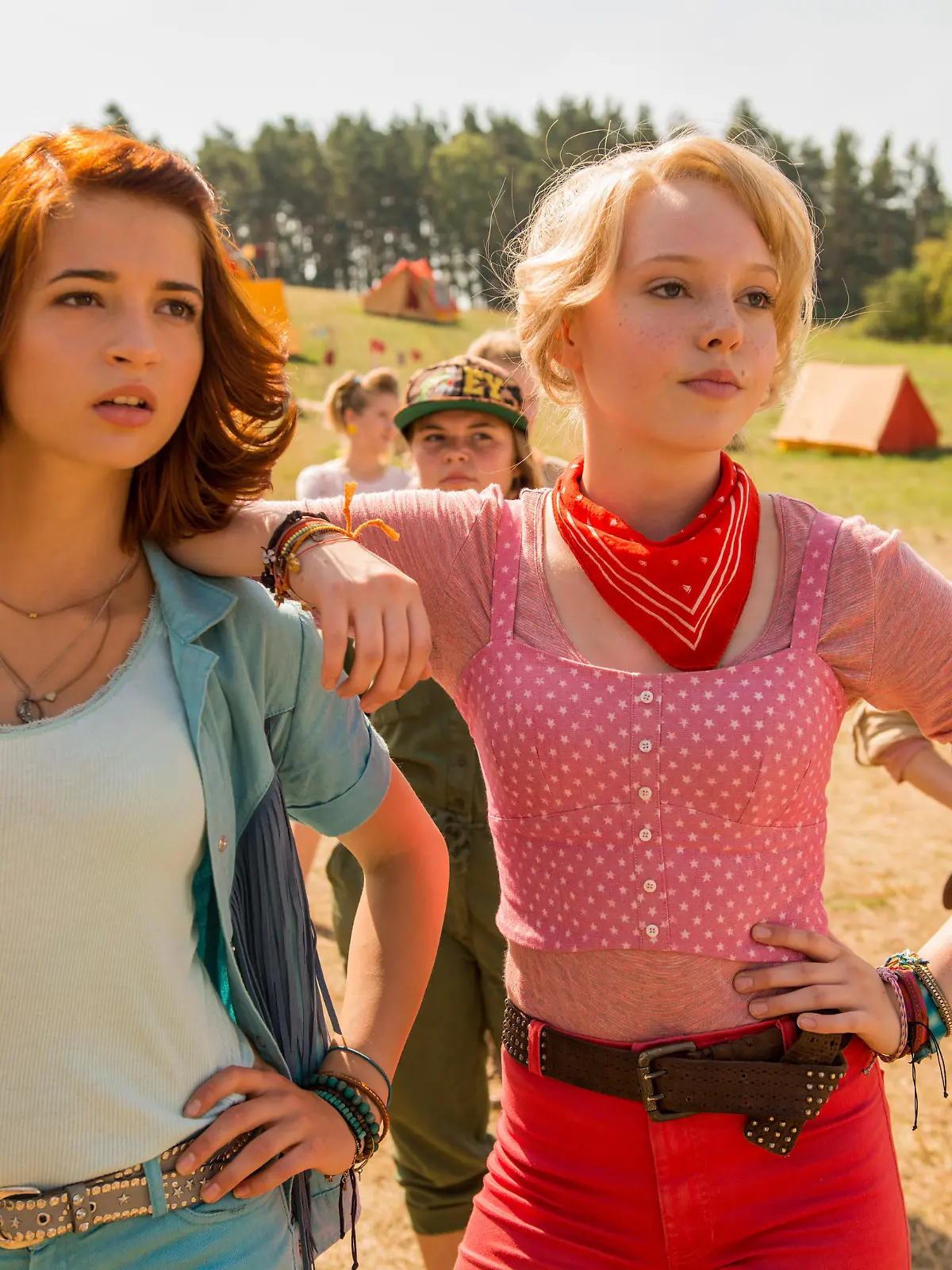 Lina Larissa Strahl als Bibi (r) und Lisa-Marie Koroll (l) als Tina