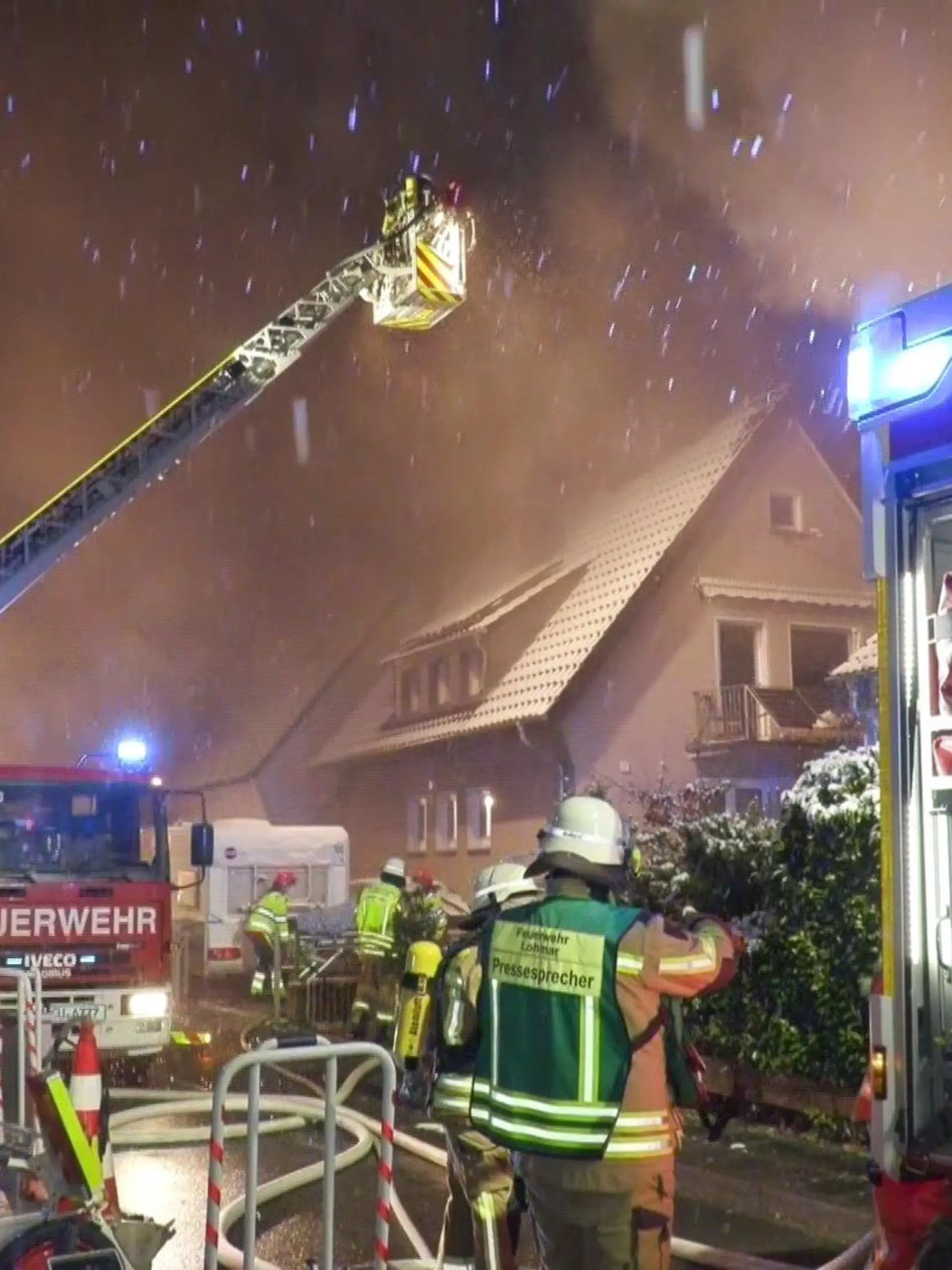 50 Einsatzkräfte der Freiwilligen Feuerwehr Lohmar waren in der Nacht von Dienstag auf Mittwoch im Einsatz, um die Flammen zu löschen.