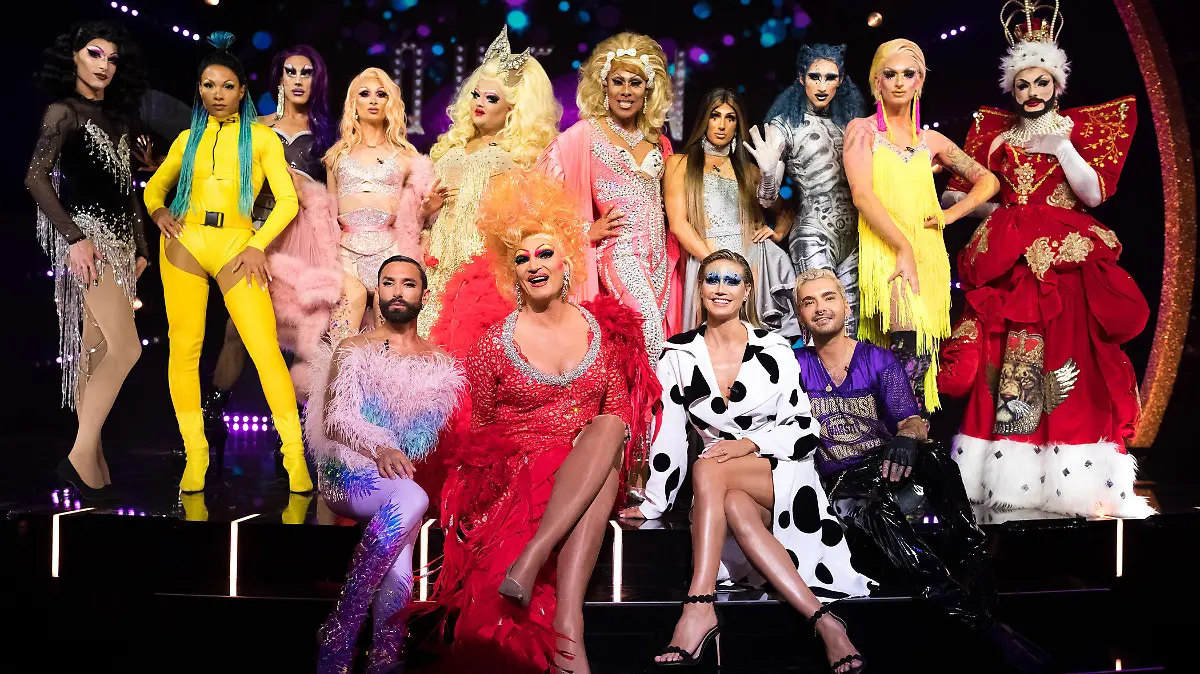 Jury und Teilnehmerinnen von "Queen of Drags".