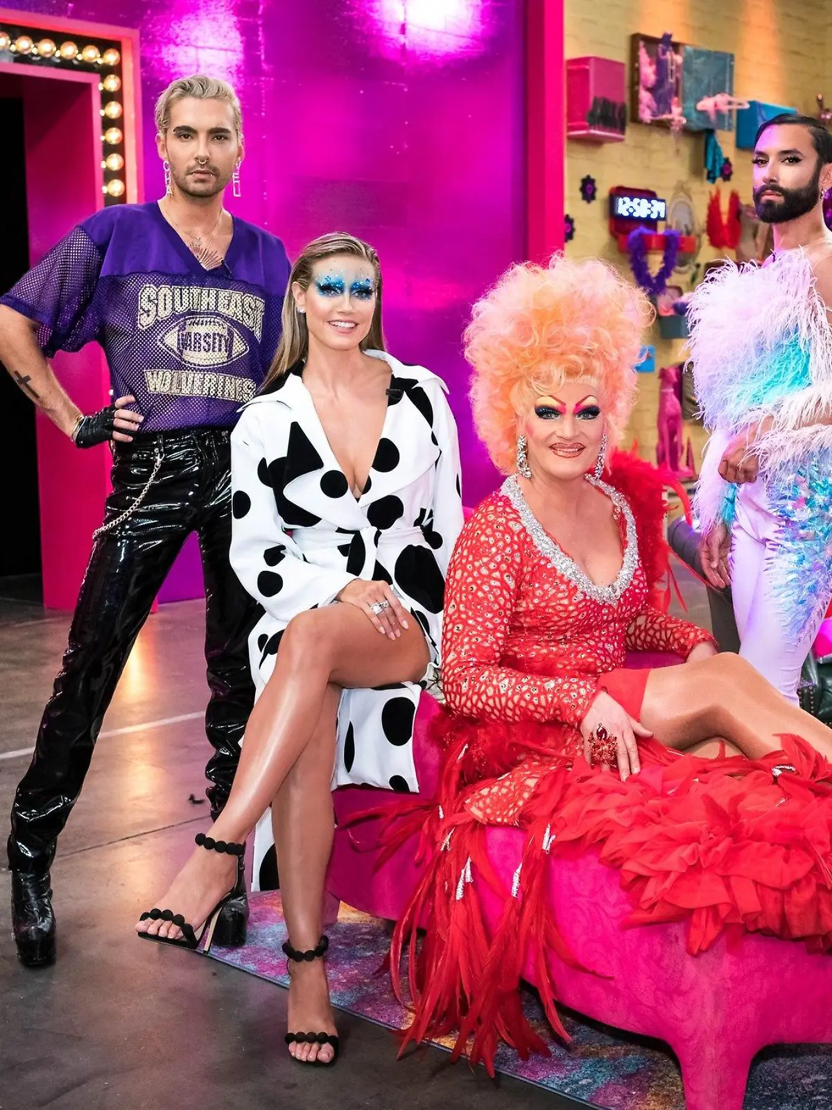 HANDOUT - 22.10.2019, ---: Deutschlands bekannteste Drag Queen Olivia Jones (vorne) unterstützt Bill Kaulitz (hintere Reihe, l-r), Heidi Klum und Conchita Wurst in der Jury von «Queen of Drags». (Zu dpa: «Olivia Jones ist stolz auf neue Klum-Castingsendung «Queen of Drags»») Foto: Martin Ehleben/ProSieben/dpa - ACHTUNG: Nur zur redaktionellen Verwendung im Zusammenhang mit einer Berichterstattung über die Sendung und nur mit vollständiger Nennung des vorstehenden Credits. Das Foto darf nicht verändert und nur im vollen Ausschnitt verwendet werden. Keine Archivierung! +++ dpa-Bildfunk +++