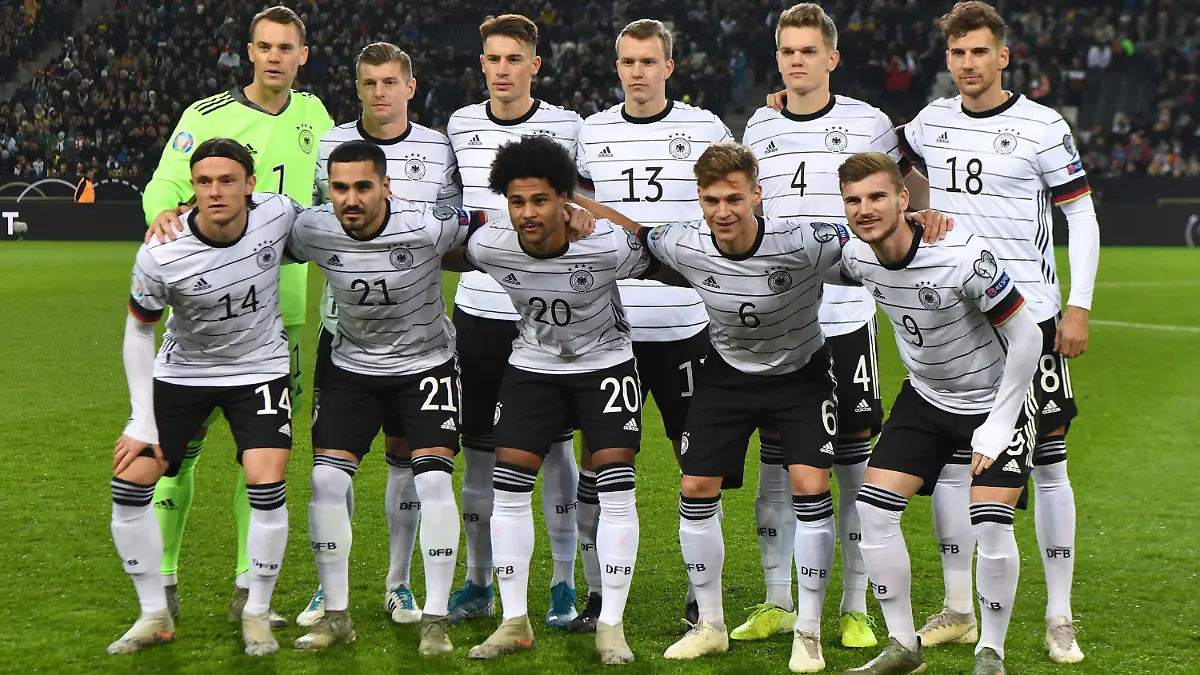 16.11.2019, Nordrhein-Westfalen, Mönchengladbach: Fußball: EM-Qualifikation, Deutschland - Weißrussland, Gruppenphase, Gruppe C, 9. Spieltag im Stadion im Borussia-Park. Deutschlands oben l-r: Torwart Manuel Neuer, Toni Kroos, Robin Koch, Lukas Klostermann, Matthias Ginter, Leon Goretzka, unten l-r : Nico Schulz, Ilkay Gündogan, Serge Gnabry, Joshua Kimmich, Timo Werner stehen für das Mannschaftsfoto zusammen. WICHTIGER HINWEIS: Gemäß den Vorgaben der DFL Deutsche Fußball Liga bzw. des DFB Deutscher Fußball-Bund ist es untersagt, in dem Stadion und/oder vom Spiel angefertigte Fotoaufnahmen in Form von Sequenzbildern und/oder videoähnlichen Fotostrecken zu verwerten bzw. verwerten zu lassen. Foto: Federico Gambarini/dpa +++ dpa-Bildfunk +++