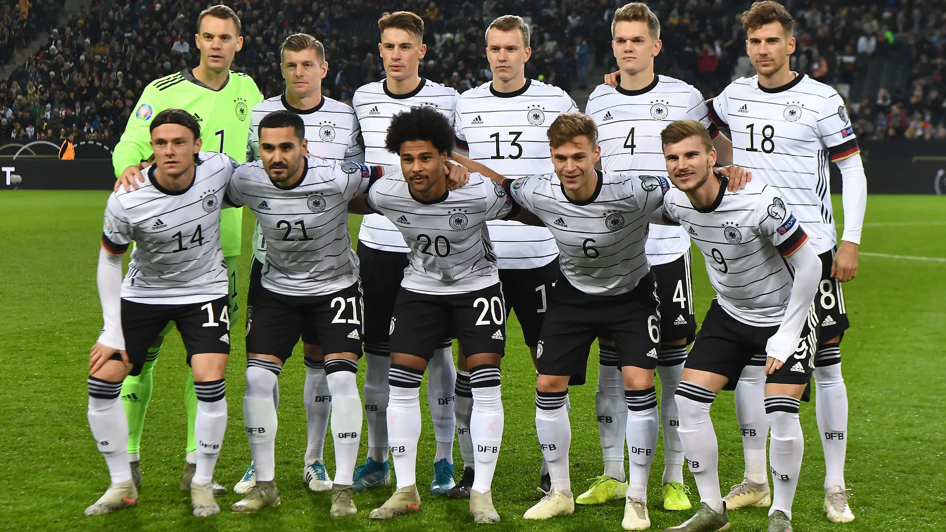 16.11.2019, Nordrhein-Westfalen, Mönchengladbach: Fußball: EM-Qualifikation, Deutschland - Weißrussland, Gruppenphase, Gruppe C, 9. Spieltag im Stadion im Borussia-Park. Deutschlands oben l-r: Torwart Manuel Neuer, Toni Kroos, Robin Koch, Lukas Klostermann, Matthias Ginter, Leon Goretzka, unten l-r : Nico Schulz, Ilkay Gündogan, Serge Gnabry, Joshua Kimmich, Timo Werner stehen für das Mannschaftsfoto zusammen. WICHTIGER HINWEIS: Gemäß den Vorgaben der DFL Deutsche Fußball Liga bzw. des DFB Deutscher Fußball-Bund ist es untersagt, in dem Stadion und/oder vom Spiel angefertigte Fotoaufnahmen in Form von Sequenzbildern und/oder videoähnlichen Fotostrecken zu verwerten bzw. verwerten zu lassen. Foto: Federico Gambarini/dpa +++ dpa-Bildfunk +++