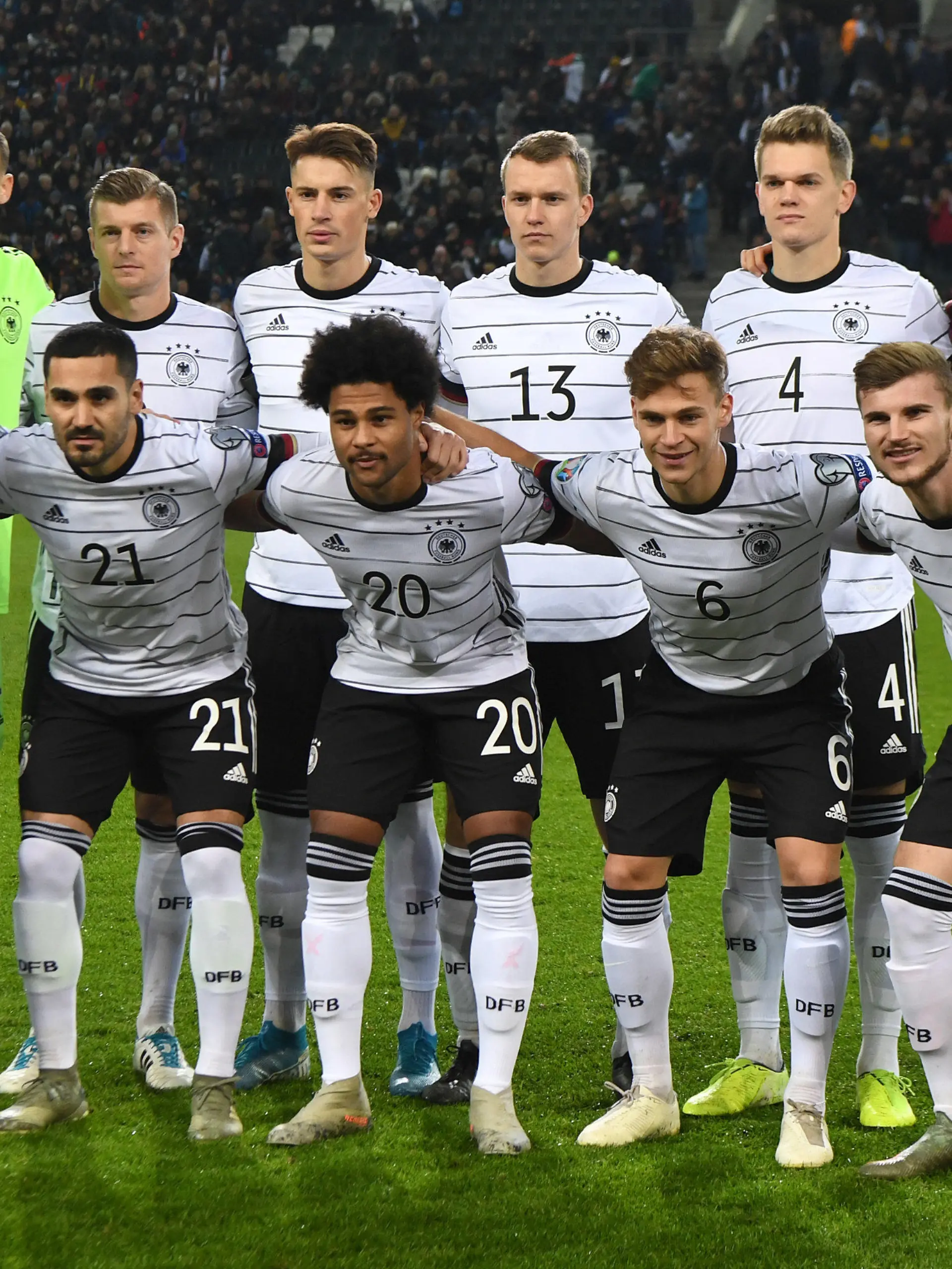 16.11.2019, Nordrhein-Westfalen, Mönchengladbach: Fußball: EM-Qualifikation, Deutschland - Weißrussland, Gruppenphase, Gruppe C, 9. Spieltag im Stadion im Borussia-Park. Deutschlands oben l-r: Torwart Manuel Neuer, Toni Kroos, Robin Koch, Lukas Klostermann, Matthias Ginter, Leon Goretzka, unten l-r : Nico Schulz, Ilkay Gündogan, Serge Gnabry, Joshua Kimmich, Timo Werner stehen für das Mannschaftsfoto zusammen. WICHTIGER HINWEIS: Gemäß den Vorgaben der DFL Deutsche Fußball Liga bzw. des DFB Deutscher Fußball-Bund ist es untersagt, in dem Stadion und/oder vom Spiel angefertigte Fotoaufnahmen in Form von Sequenzbildern und/oder videoähnlichen Fotostrecken zu verwerten bzw. verwerten zu lassen. Foto: Federico Gambarini/dpa +++ dpa-Bildfunk +++