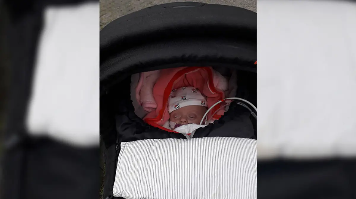 Frühgeborenes Baby Pia im Kinderwagen