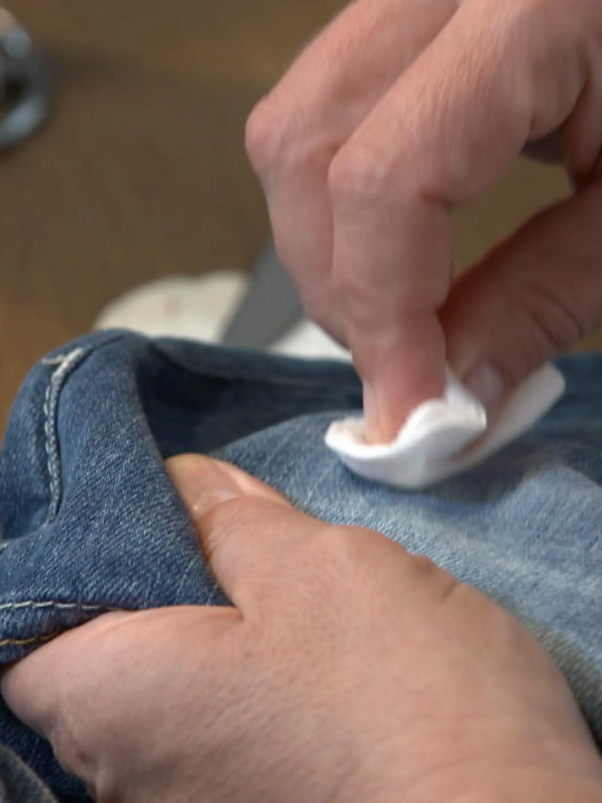 Bild zu: "Nagellack aus Kleidung entfernen"