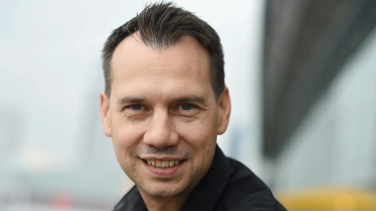 ARCHIV - 21.10.2016, Hessen, Frankfurt am Main: Autor Sebastian Fitzek, aufgenommen auf der 68. Buchmesse. (zu dpa "Autor Fitzek: Mein Sohn Felix wog so viel wie eine Packung Milch") Foto: Uwe Zucchi/dpa +++ dpa-Bildfunk +++