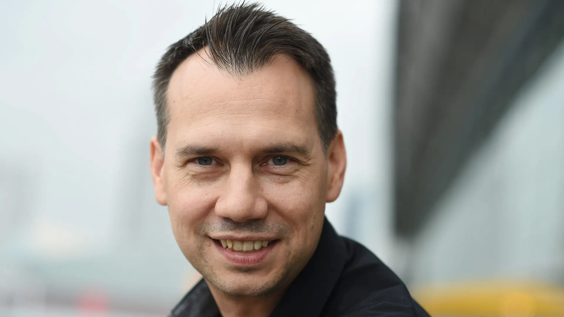 ARCHIV - 21.10.2016, Hessen, Frankfurt am Main: Autor Sebastian Fitzek, aufgenommen auf der 68. Buchmesse. (zu dpa "Autor Fitzek: Mein Sohn Felix wog so viel wie eine Packung Milch") Foto: Uwe Zucchi/dpa +++ dpa-Bildfunk +++