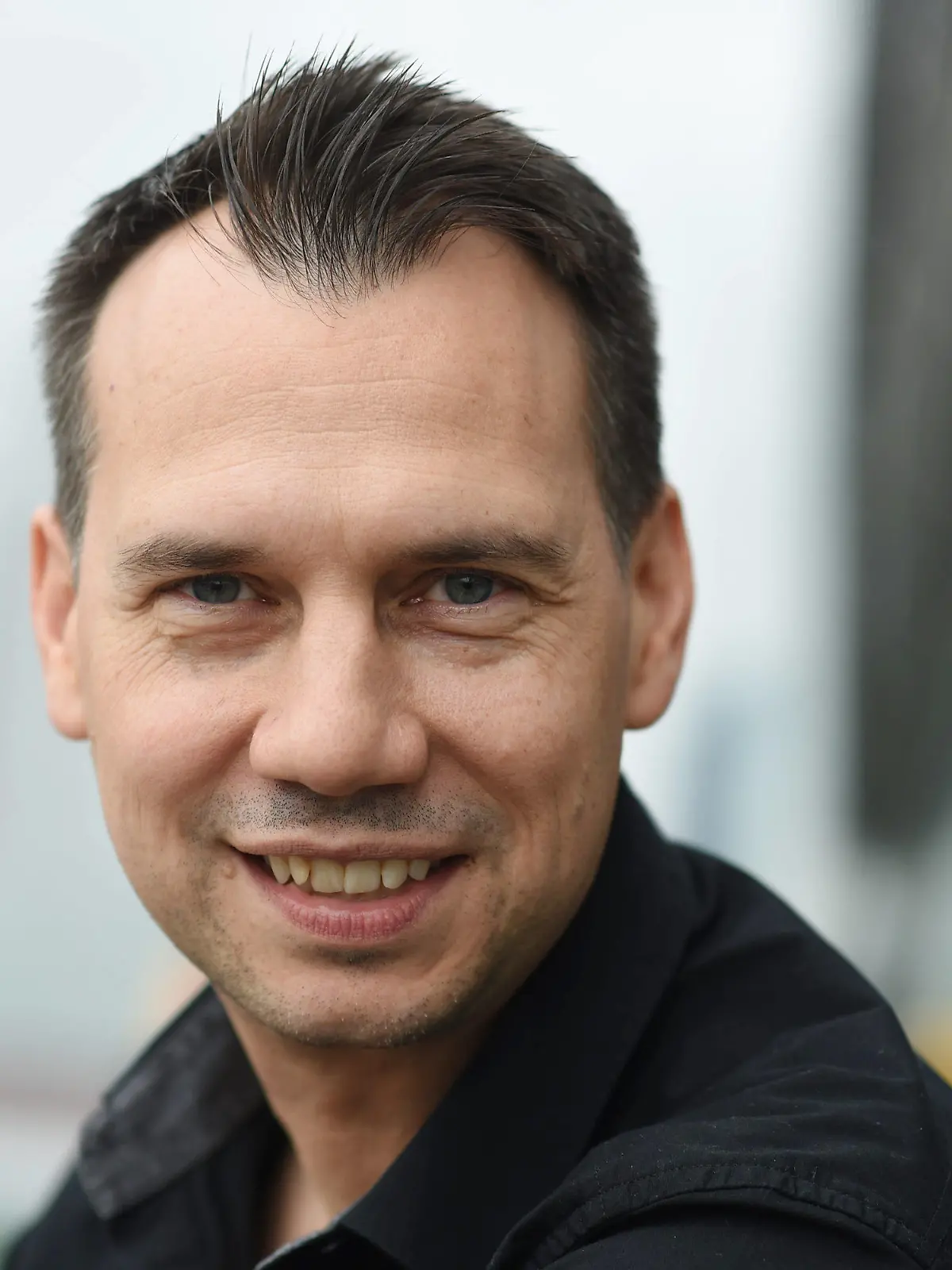 ARCHIV - 21.10.2016, Hessen, Frankfurt am Main: Autor Sebastian Fitzek, aufgenommen auf der 68. Buchmesse. (zu dpa "Autor Fitzek: Mein Sohn Felix wog so viel wie eine Packung Milch") Foto: Uwe Zucchi/dpa +++ dpa-Bildfunk +++