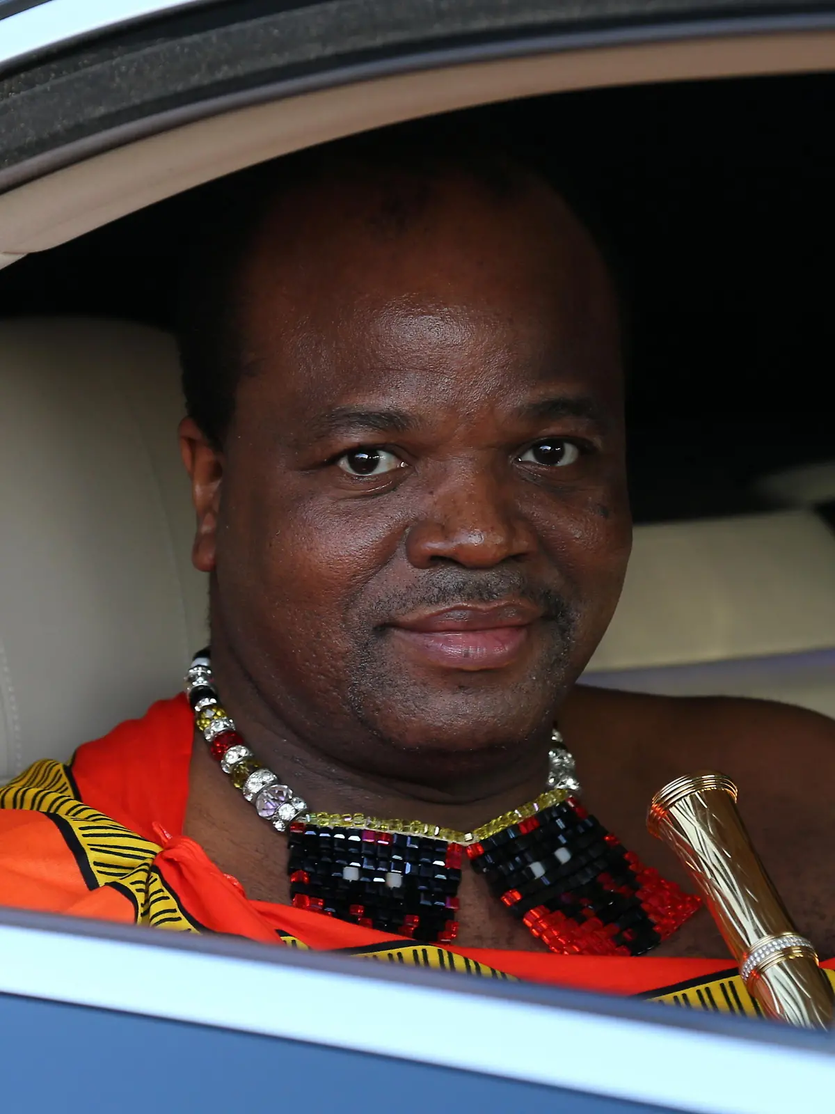 König Mswati III. von Swasiland hat seinen 14 Frauen 19 Rolls Royce und 120 BMWs gekauft.